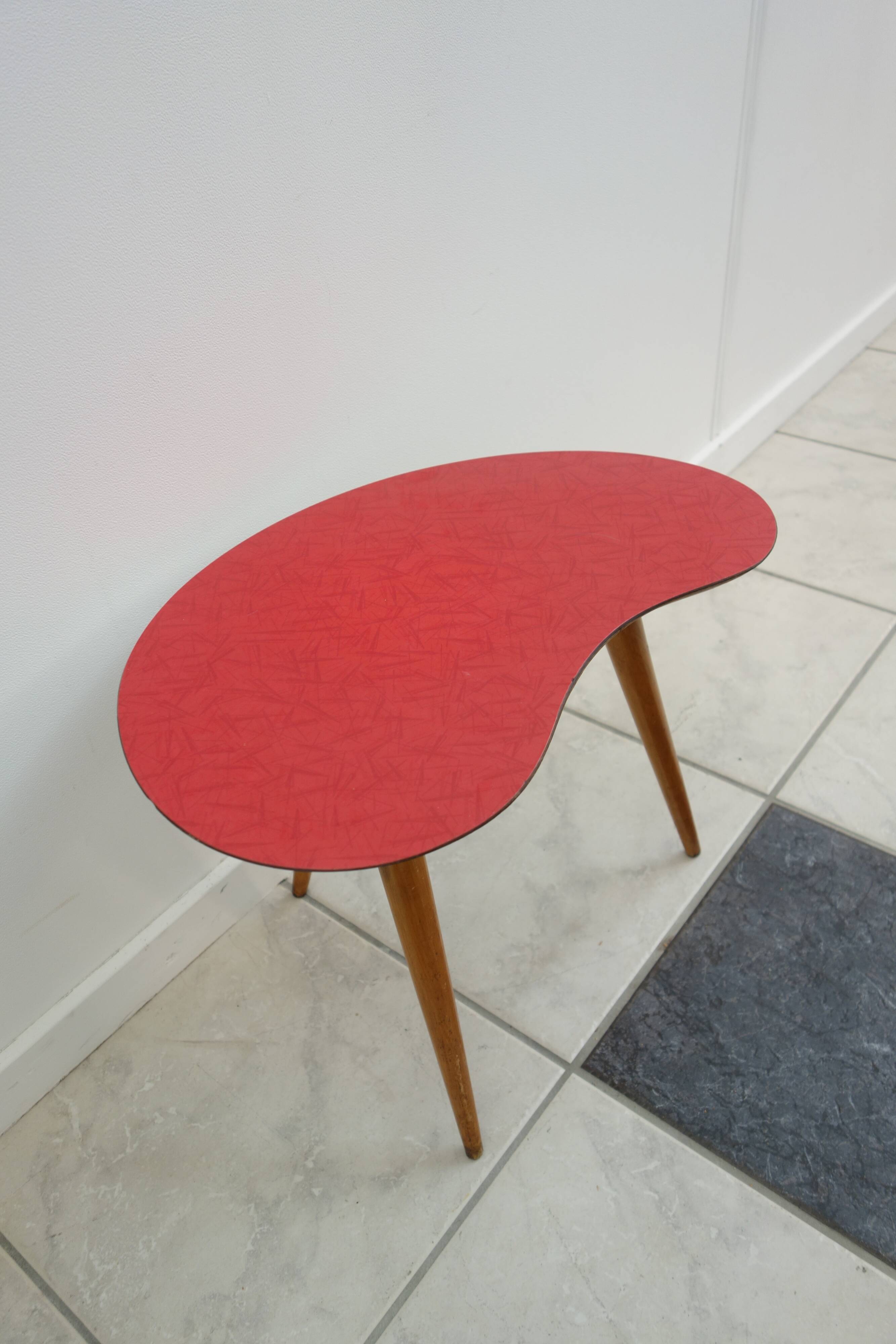 Table d'appoint des années 50 tripode en formica forme haricot