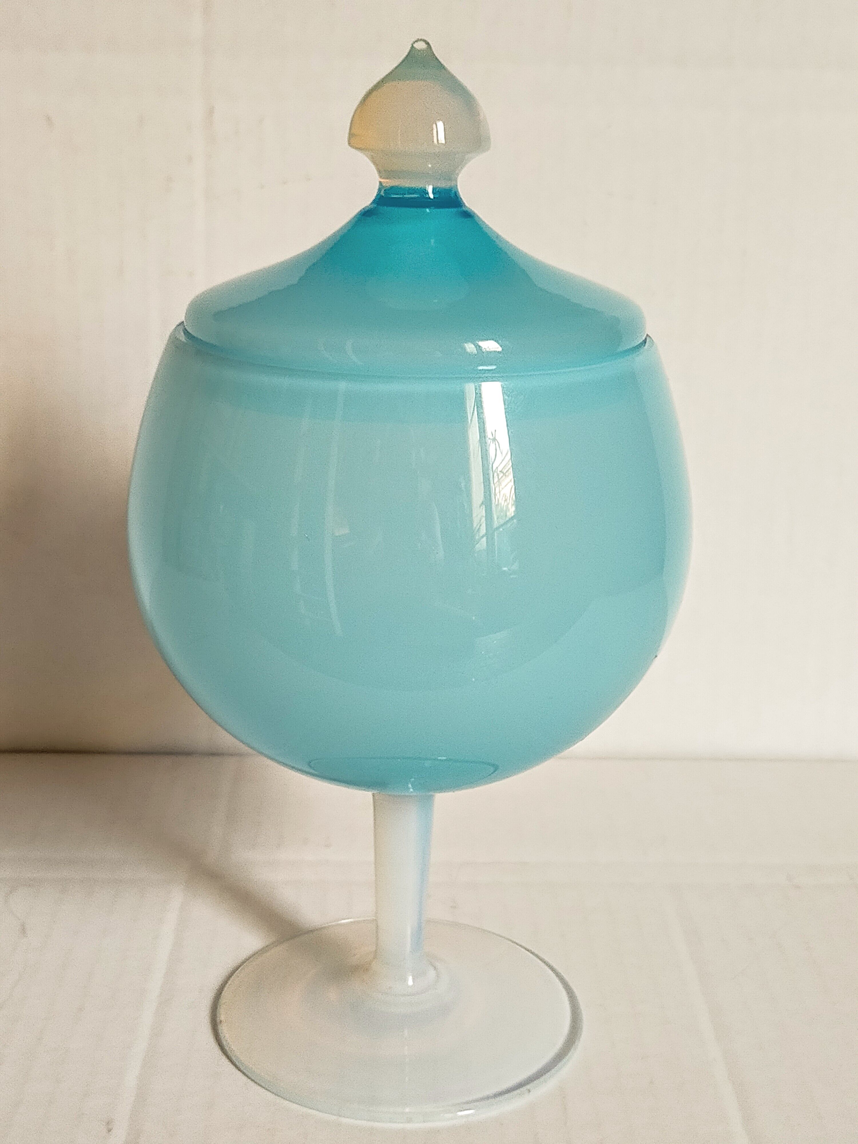 Pot couvert sur pied en opaline de foire vintage