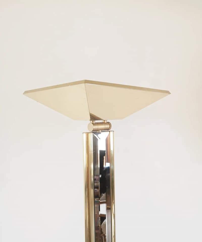 Lampadaire halogène doré et miroir