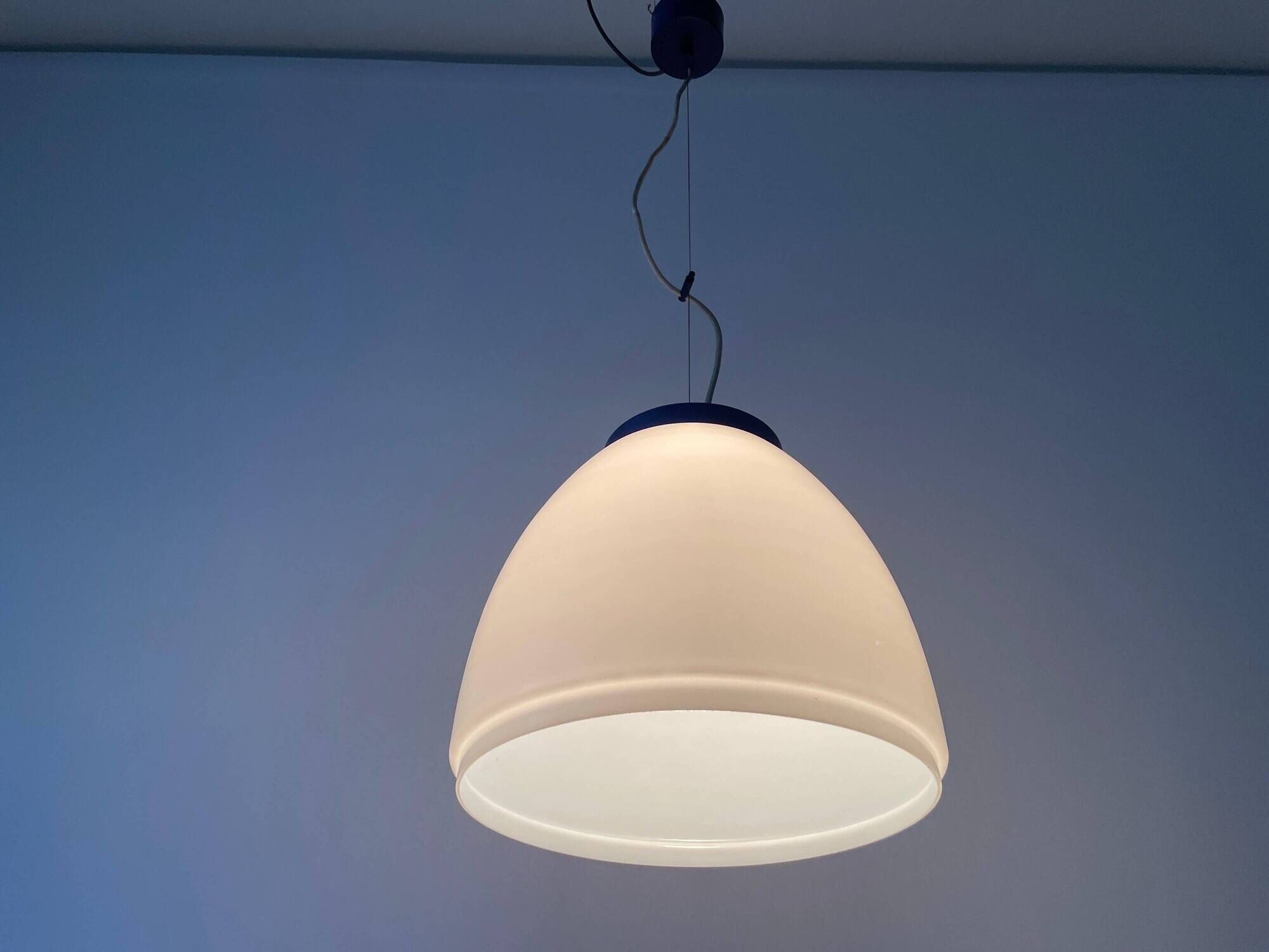 Suspension du milieu du siècle en verre blanc avec dessus bleu foncé, années 1960, Italie