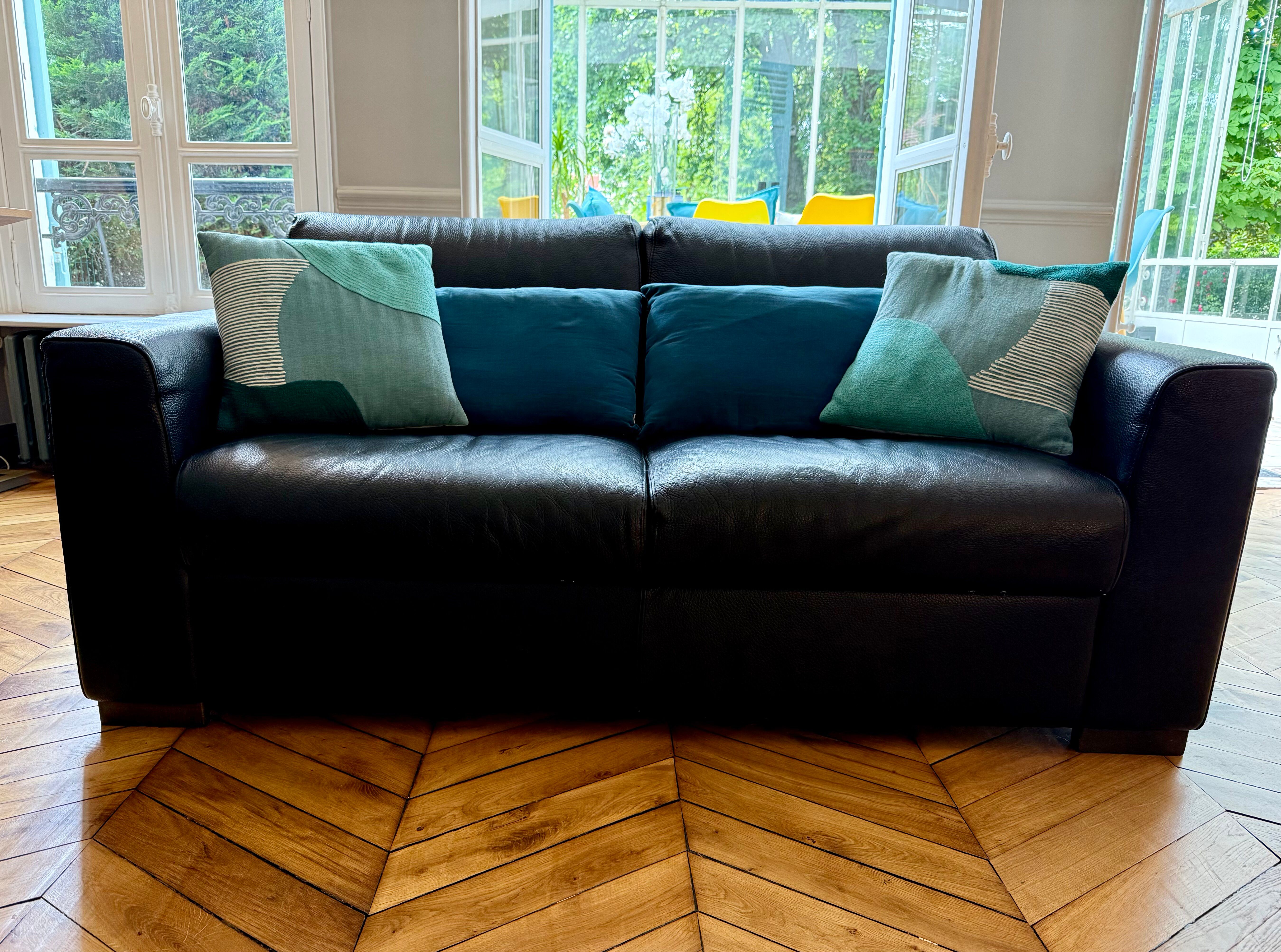 Natuzzi black leather sofa – 2-seater contemporary design
