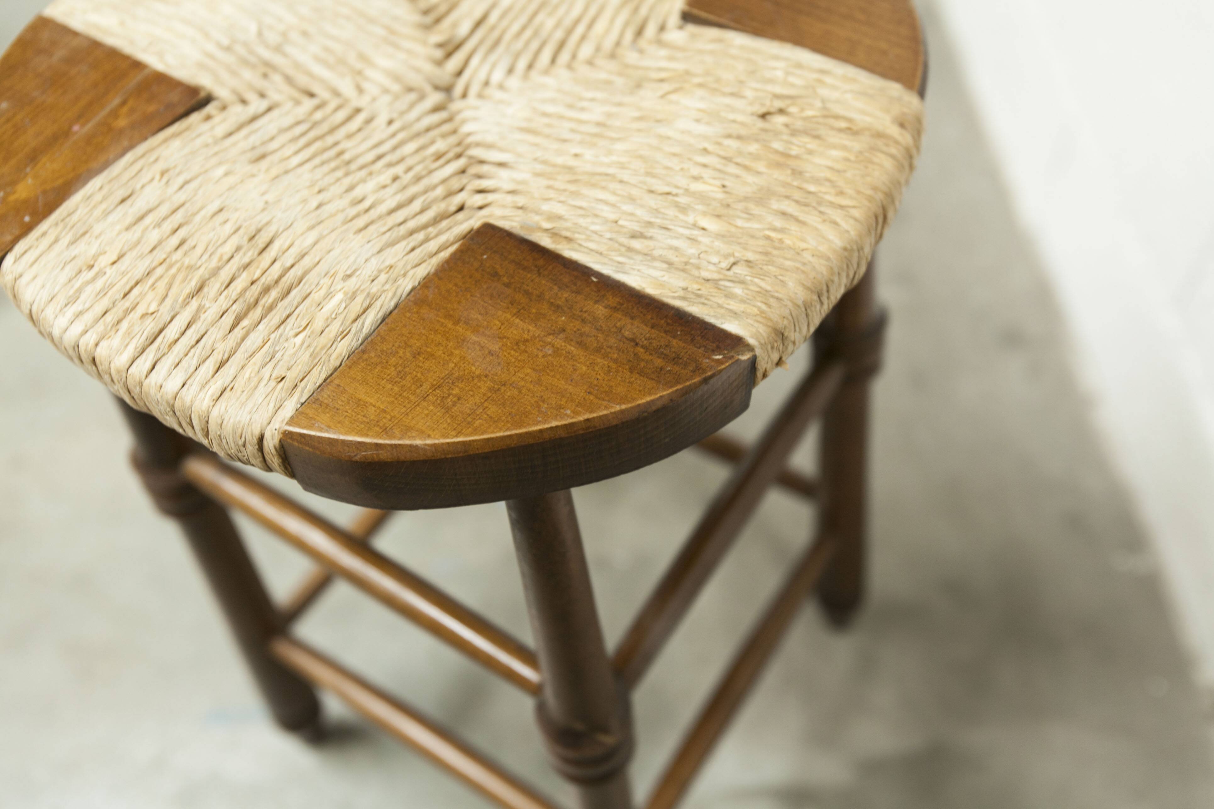 Tabouret brutaliste bois et paille 1960 59cm