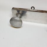 Porte manteau rétro vintage 4 patères en aluminium sur structure en bois