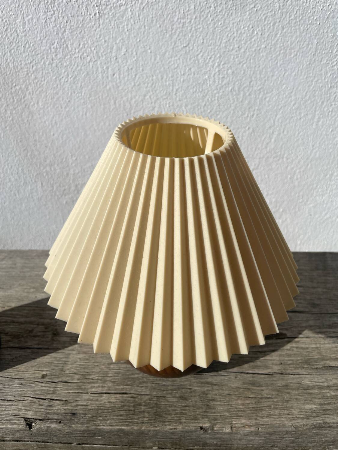 Pleated wooden ball lamp