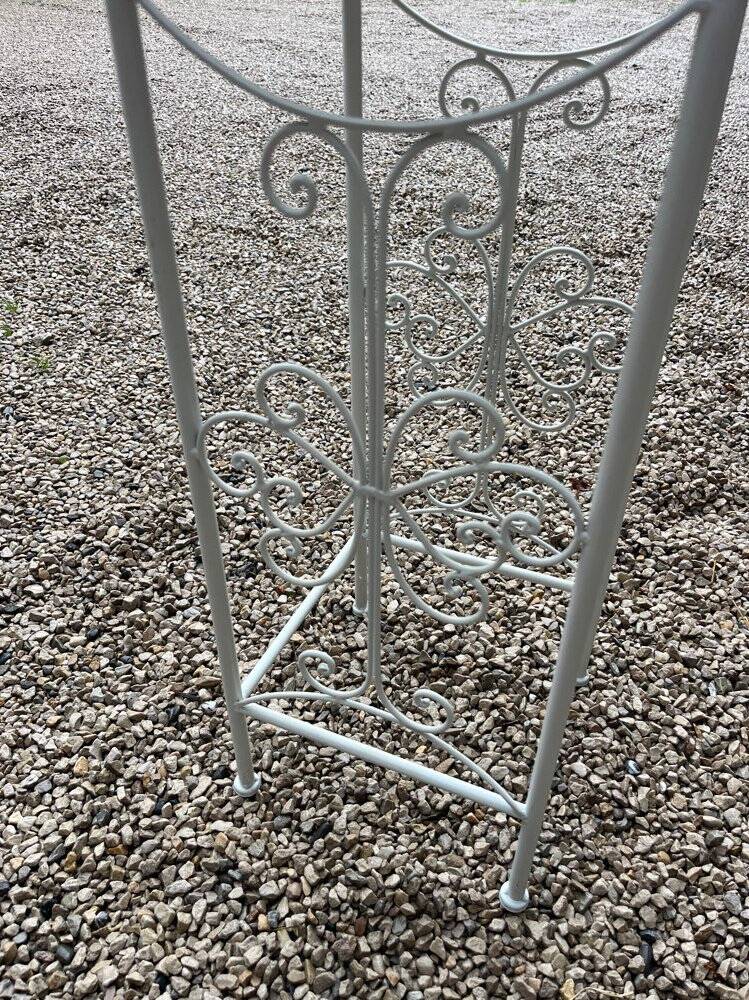 White wrought iron pedestal table