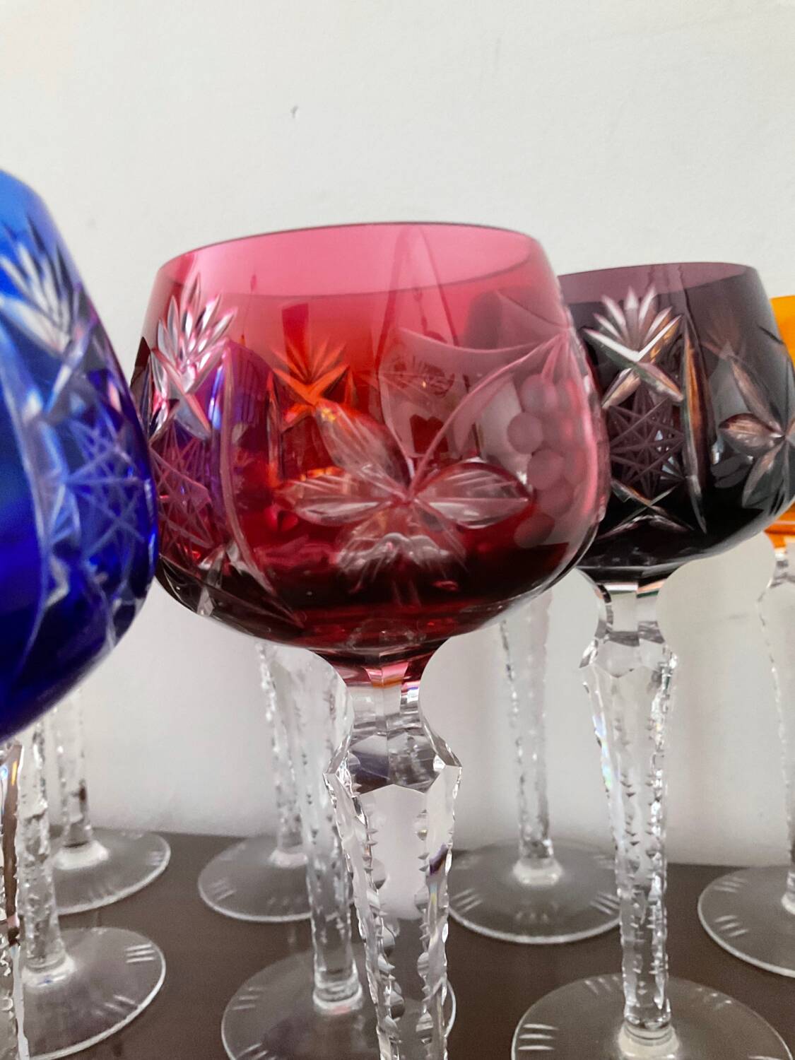 Série de 10 verres anciens multicolores en cristal ciselé
