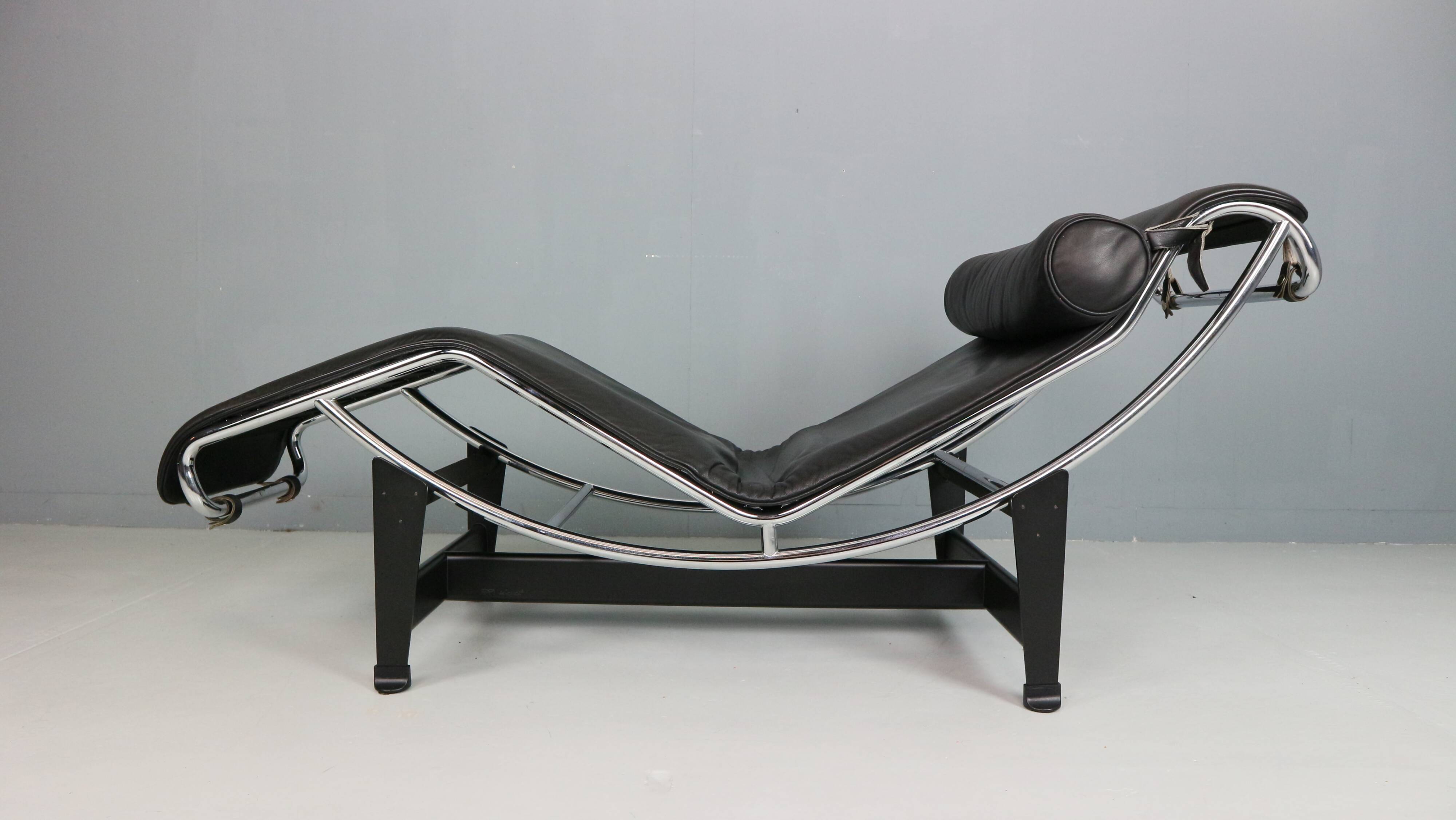 Chaise longue LC4 en cuir noir par Le Corbusier pour Cassina, années 1980
