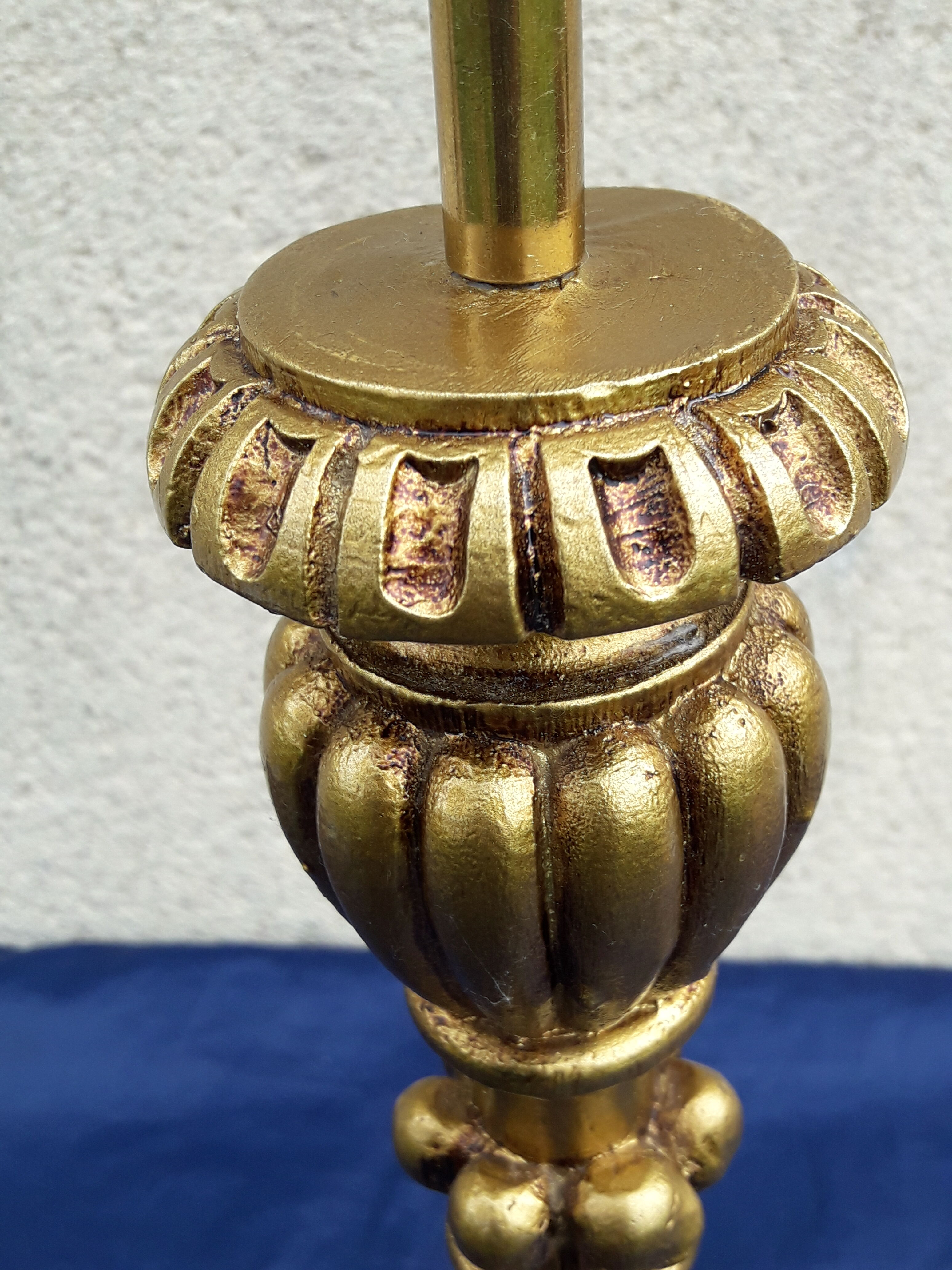 Lamp foot in golden resin