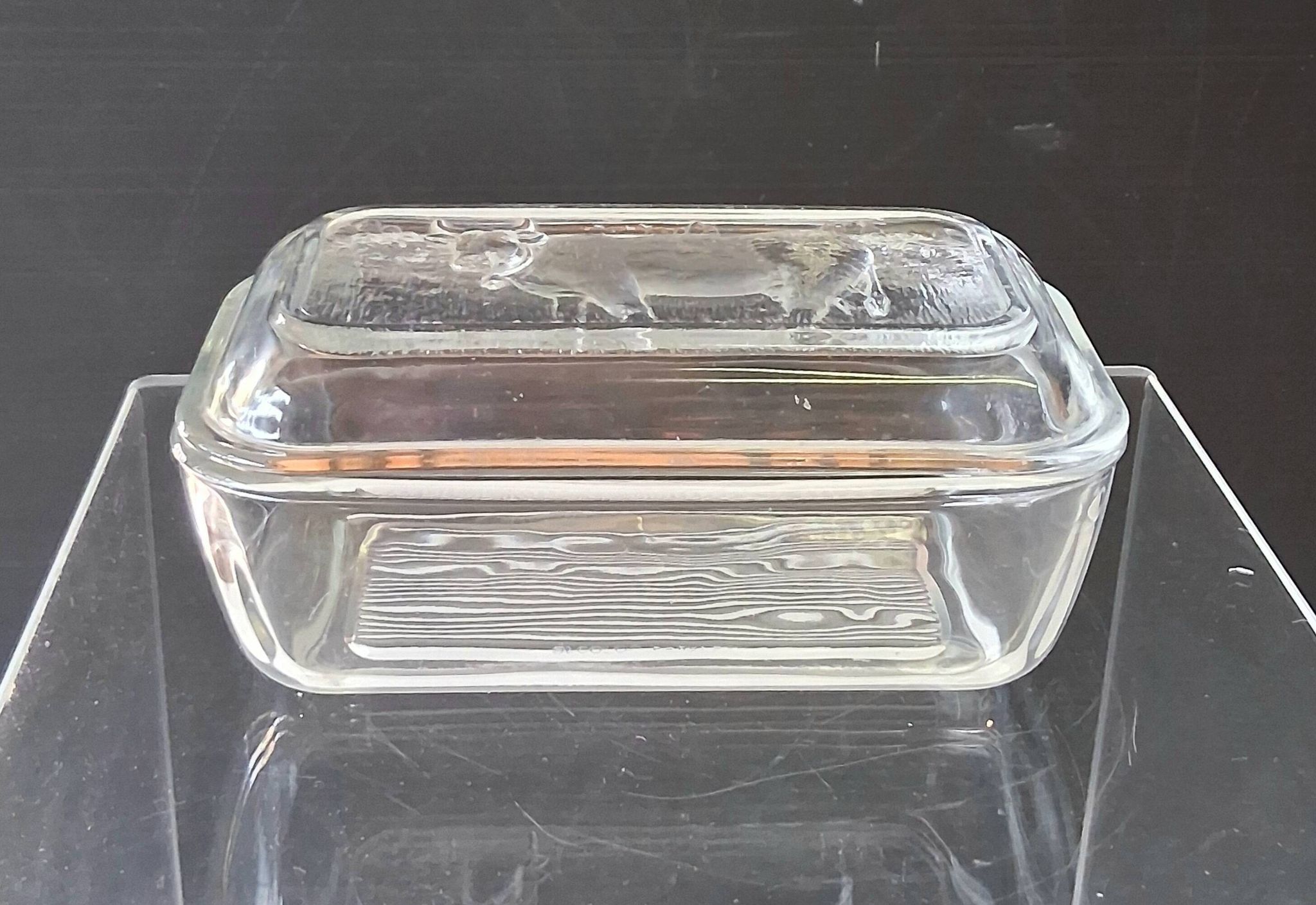 Very nice glass butter dish from Arcoroc in very good condition.