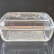 Very nice glass butter dish from Arcoroc in very good condition.