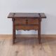 Table basse du milieu du siècle  Tiroir sculpté, détails rustiques avec clous apparents
