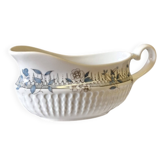 Very pretty porcelain sauceboat with a spout from Chauvigny, France, in very good condition.