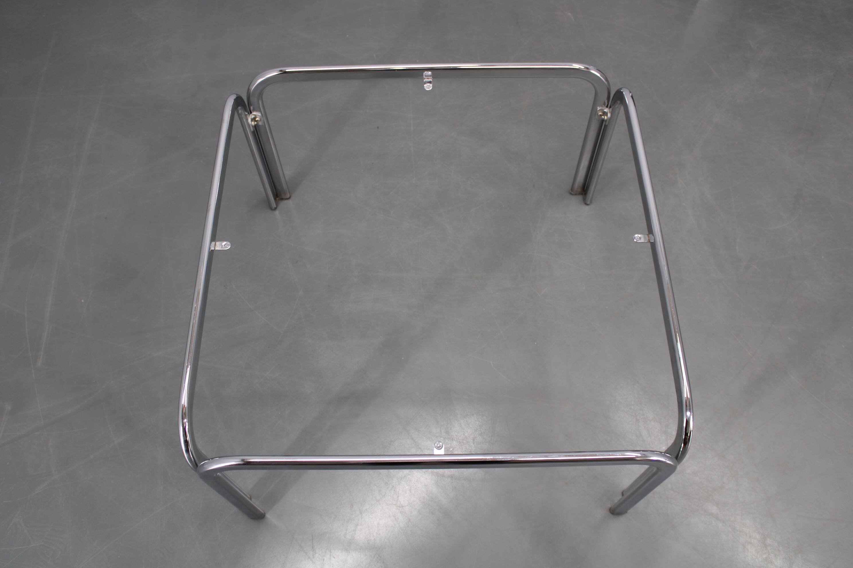 Table basse carrée italienne en chrome et verre des années 1970