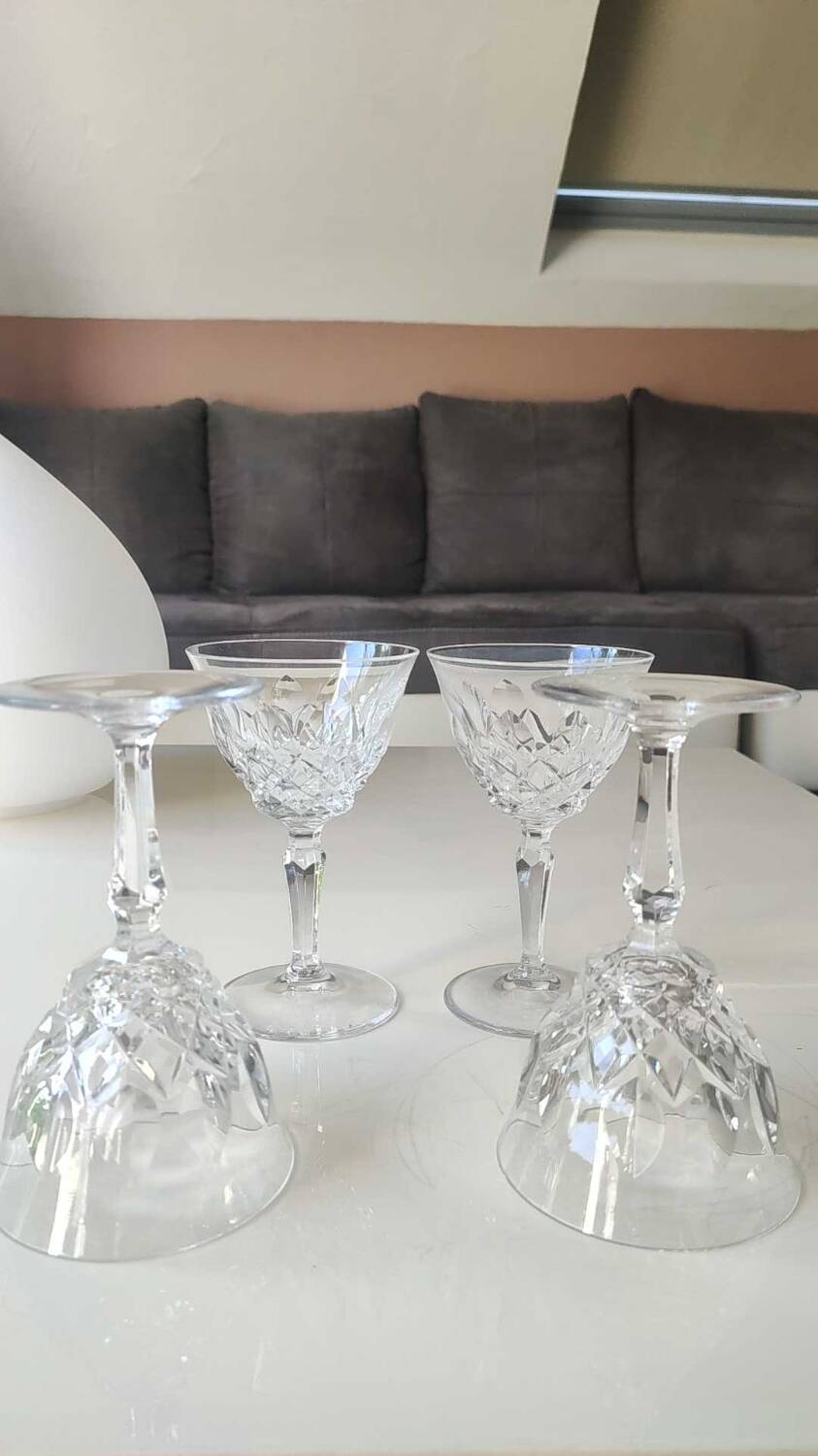 Lot 4 x White wine glasses with flared necks. Crisscross/water drop patterns..