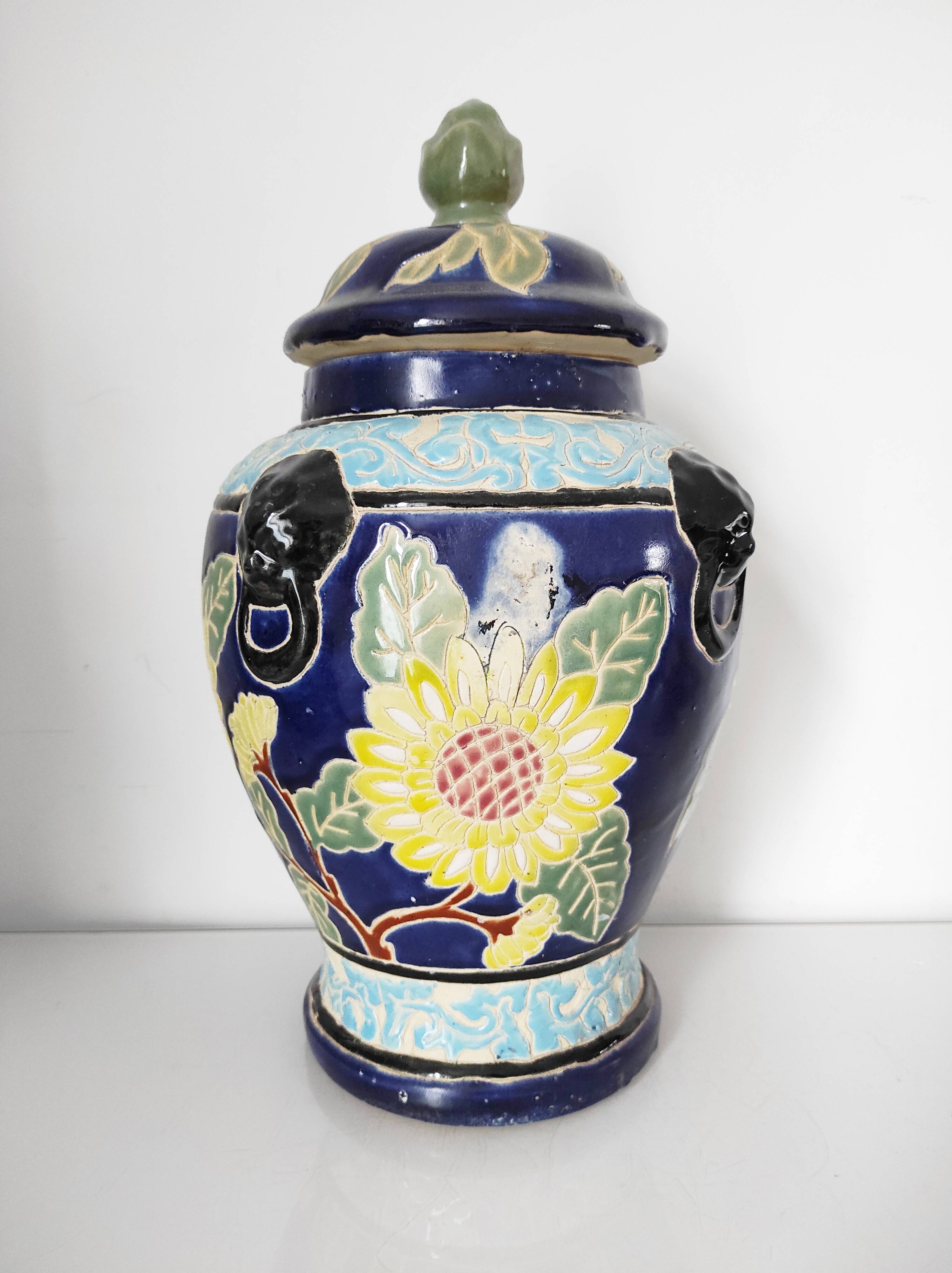 Vase chinois couvert décor de fleurs