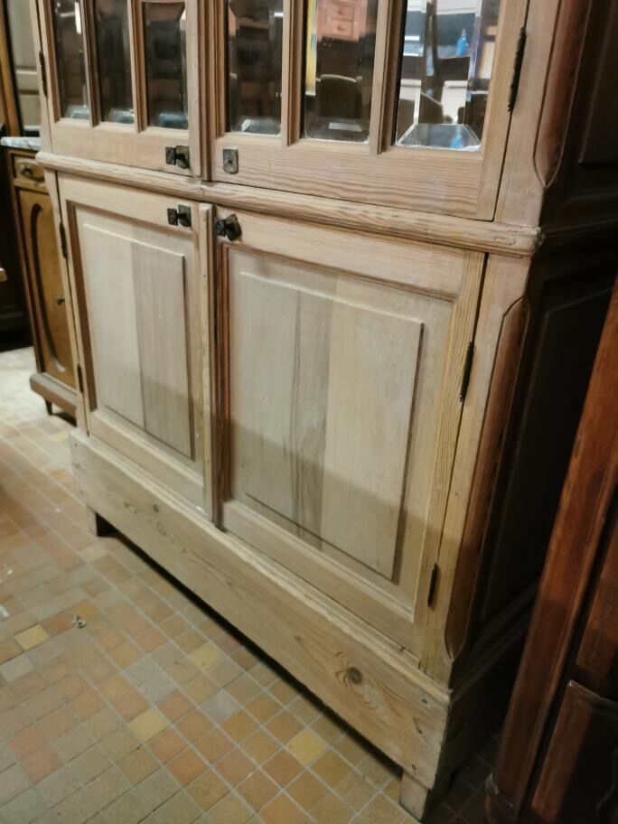 Cabinet with beveled mirrors and aero gummed