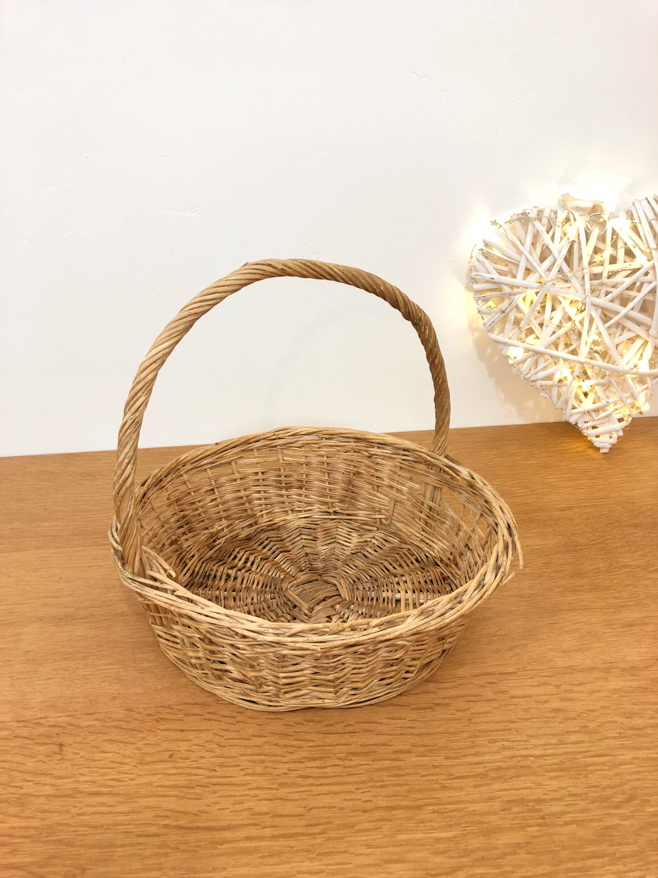 Natural wicker presentation basket