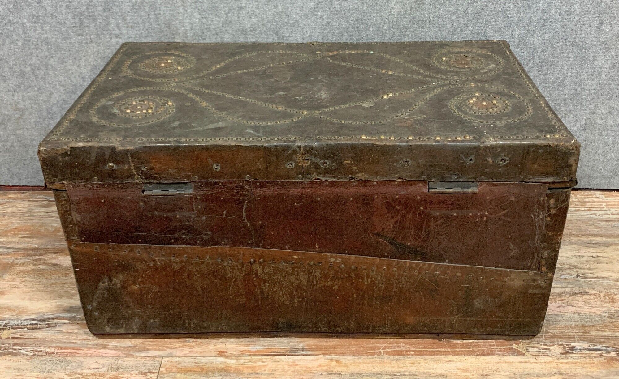 Carriage chest period 18th century in studded leather around 1750