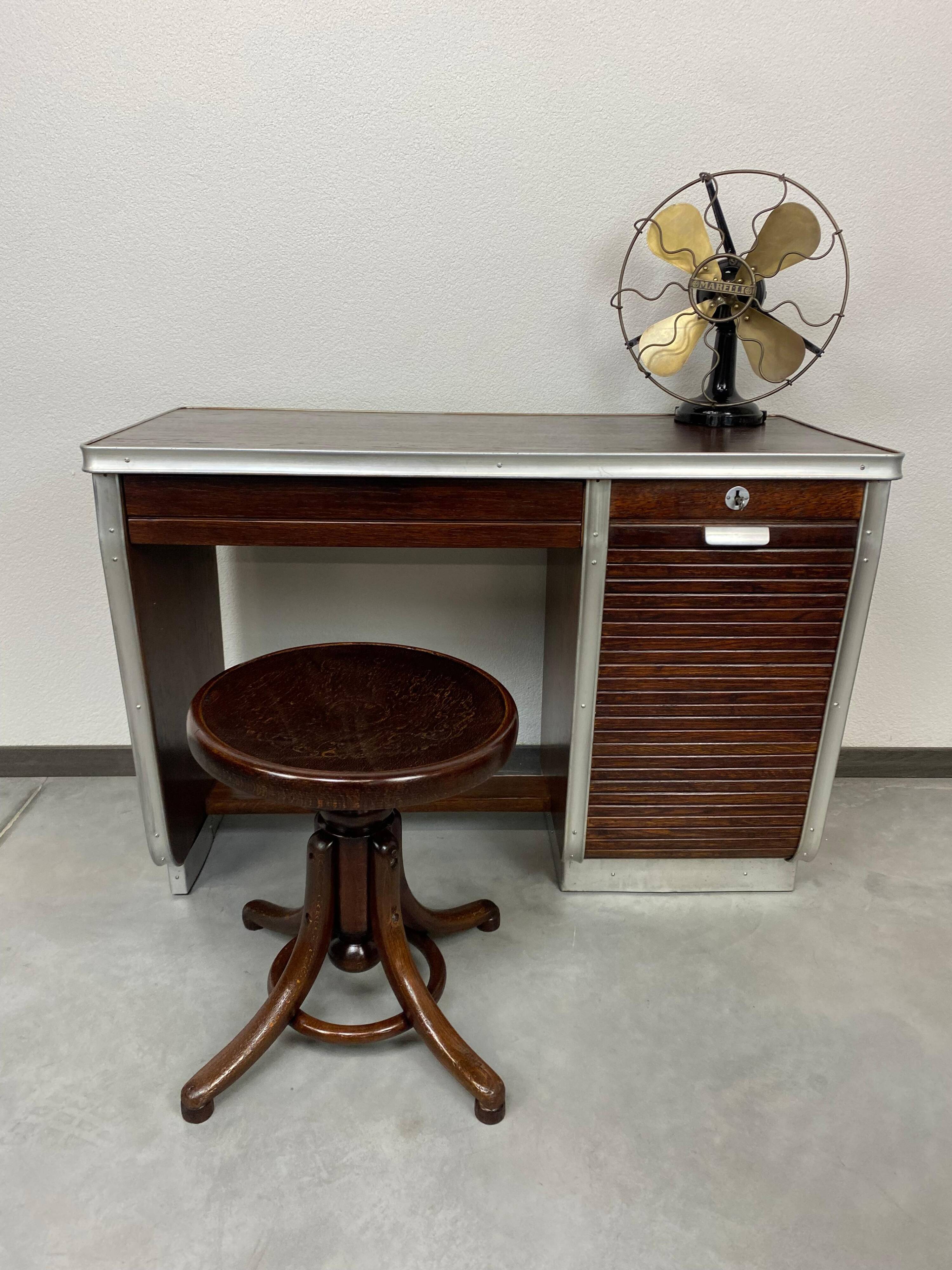 Small functionalist desk