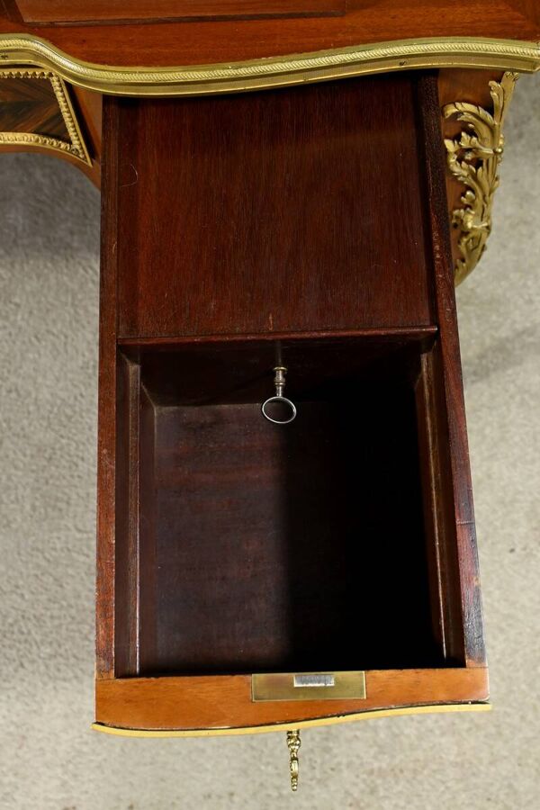 Petit Bureau de Milieu en Acajou et Palissandre, style Louis XV, époque Napoléon III – Milieu XIXe