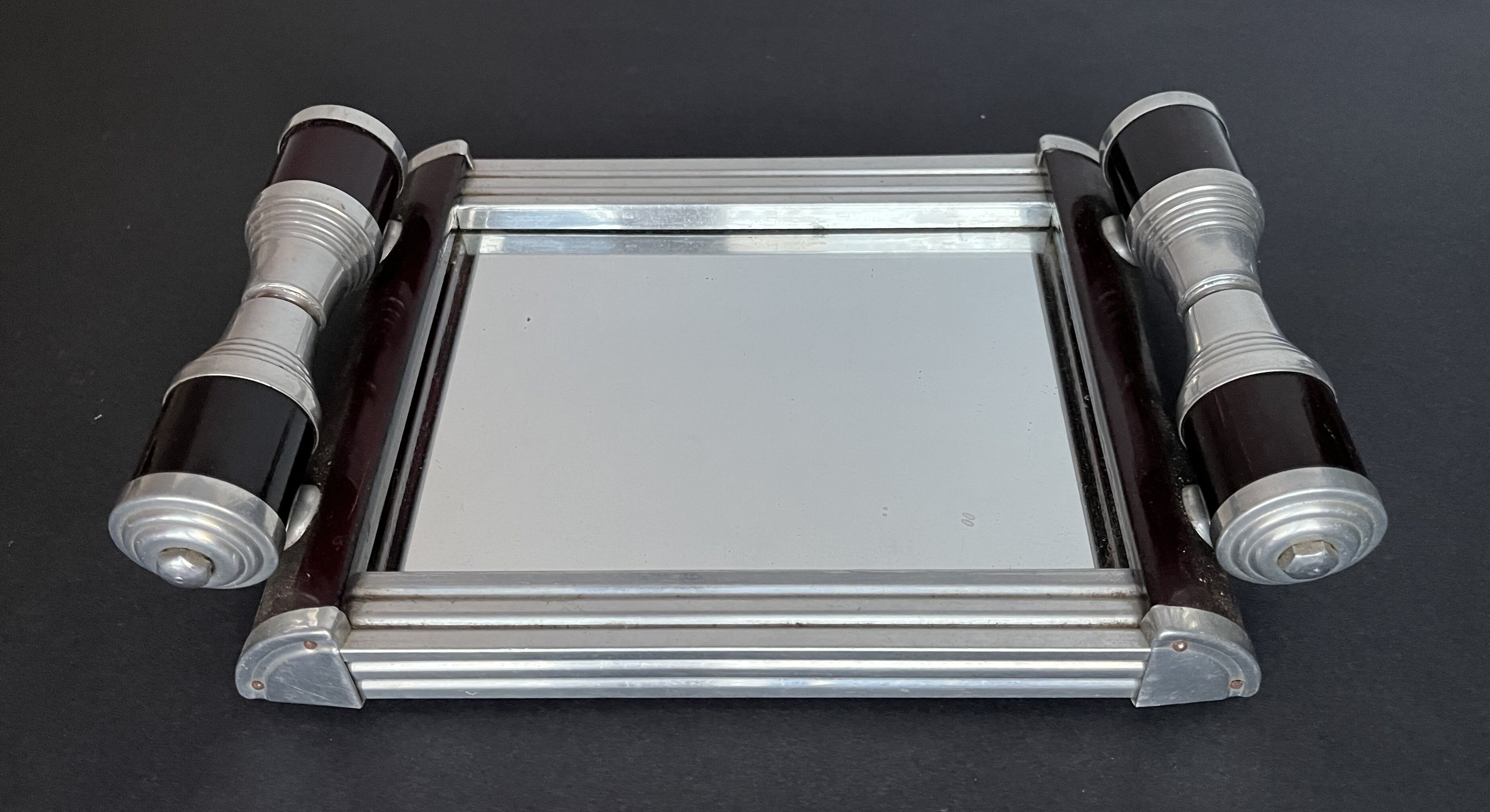 Rectangular mirror tray