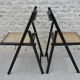 Paire de chaises pliantes en bois noirci et assise cannée