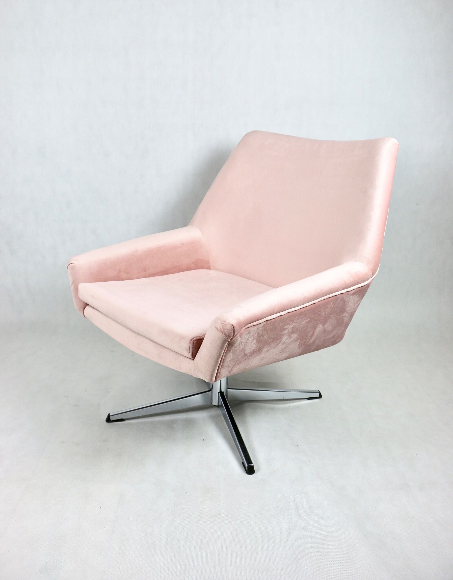 Pink swivel armchair, 1980s