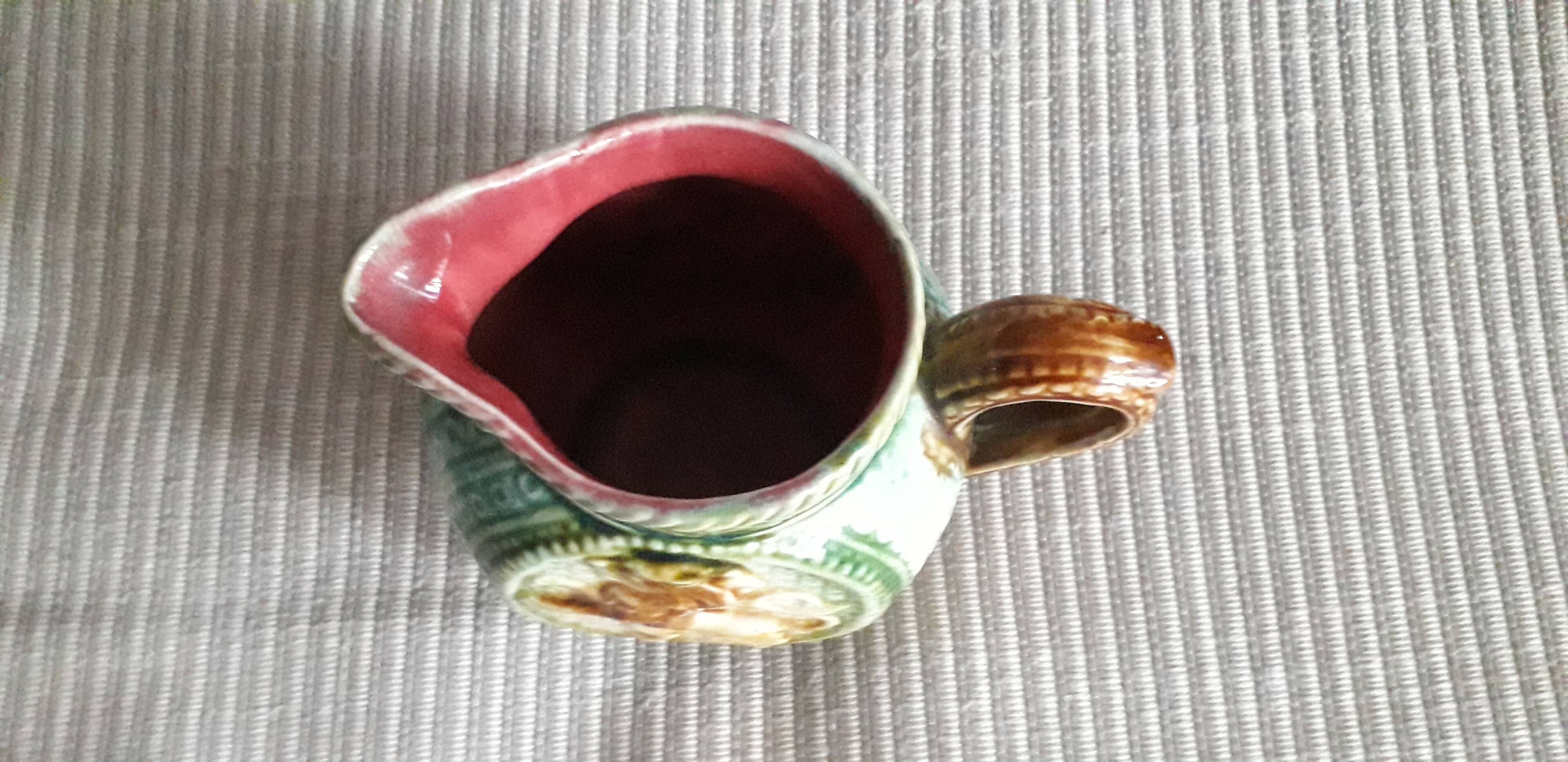 Onnaing slipware pottery