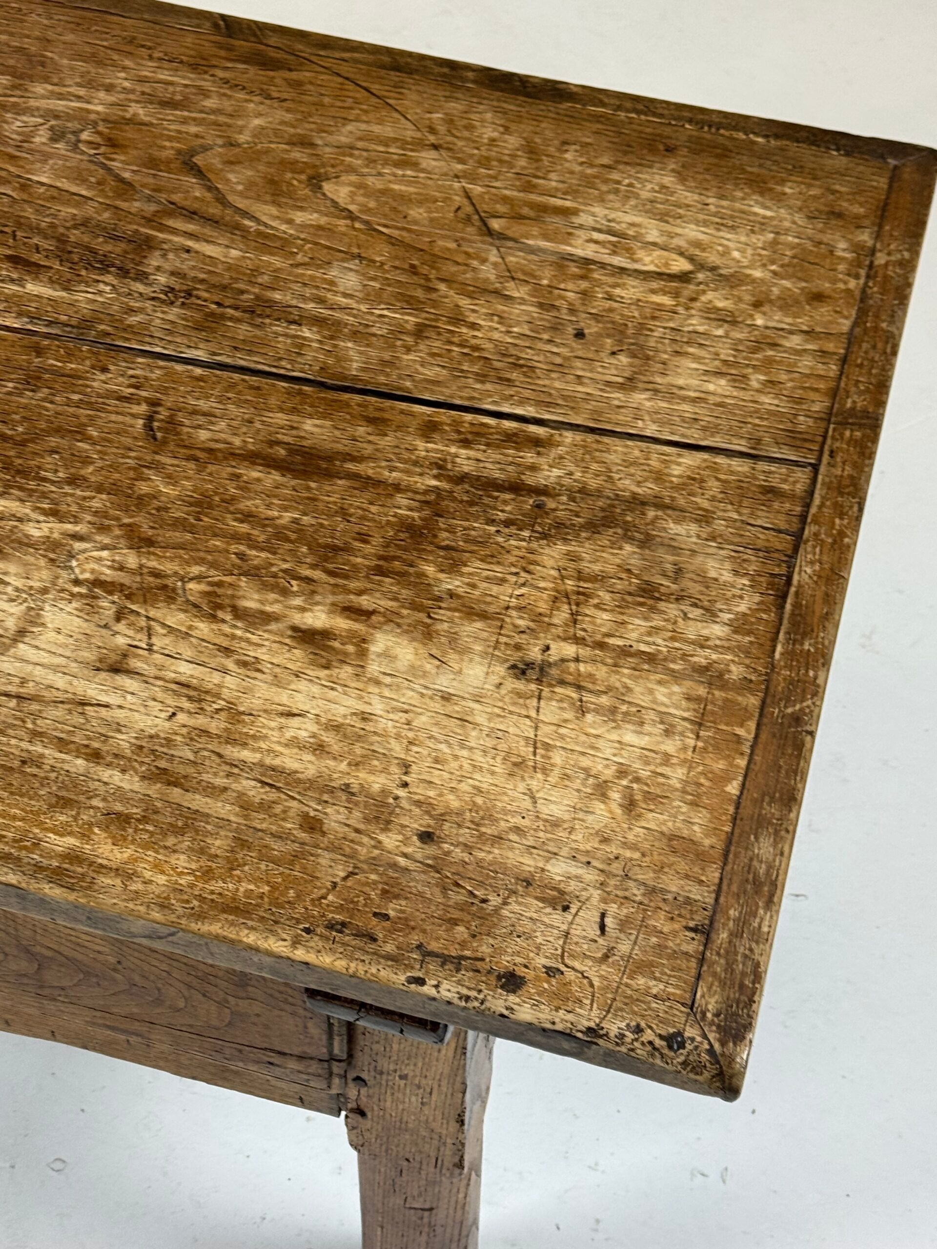 Table basse espagnole du XVIIIe siècle