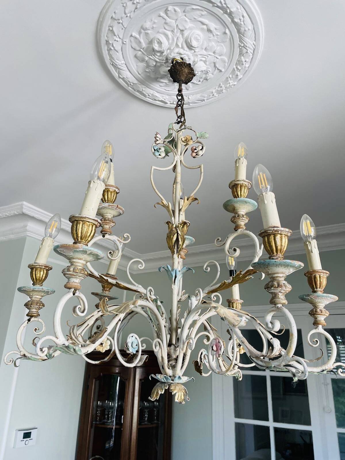 Lustre à bougies en fer forgé avec fleurs