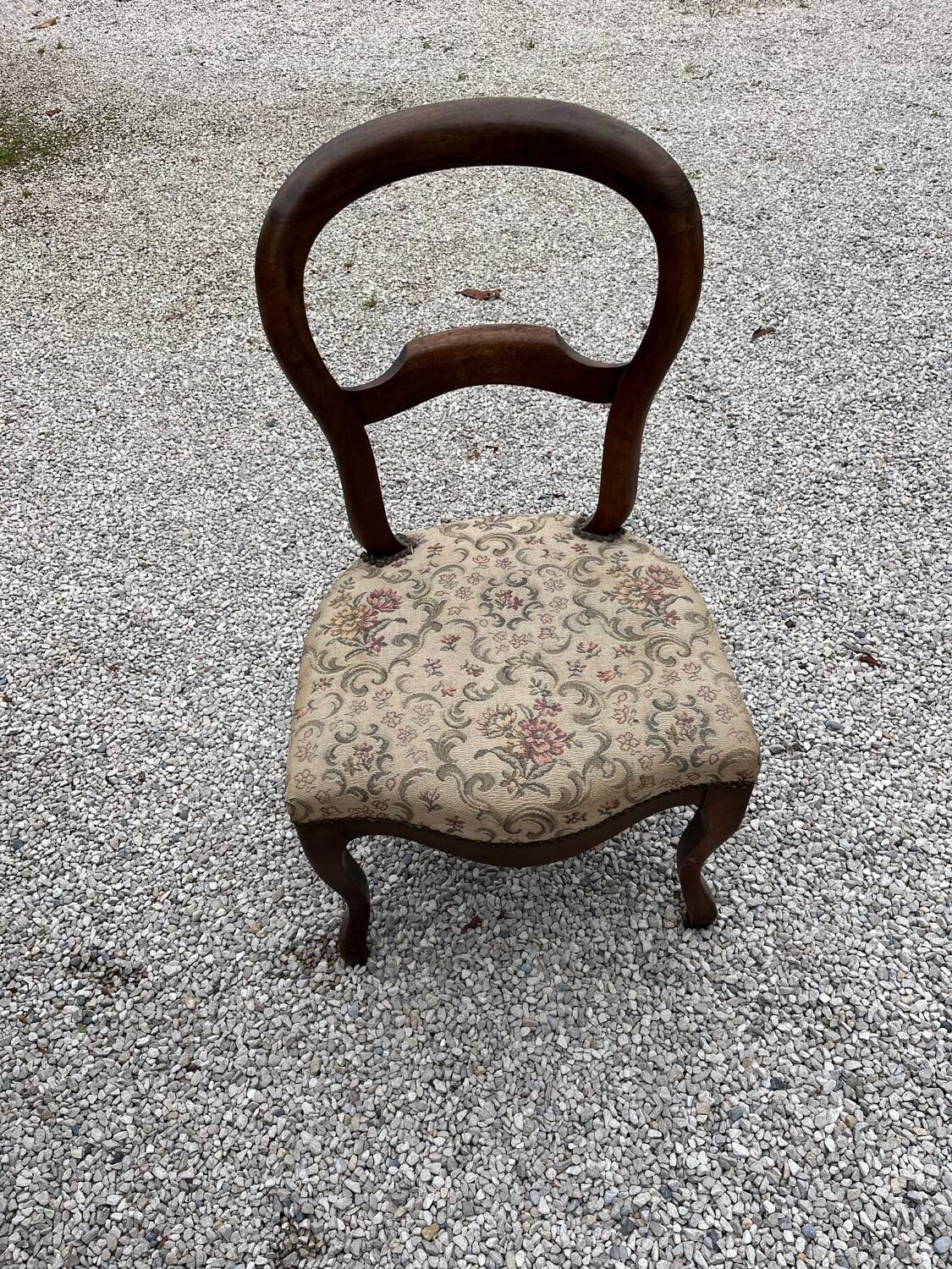 Set of 4 walnut armchairs and table, 19th century