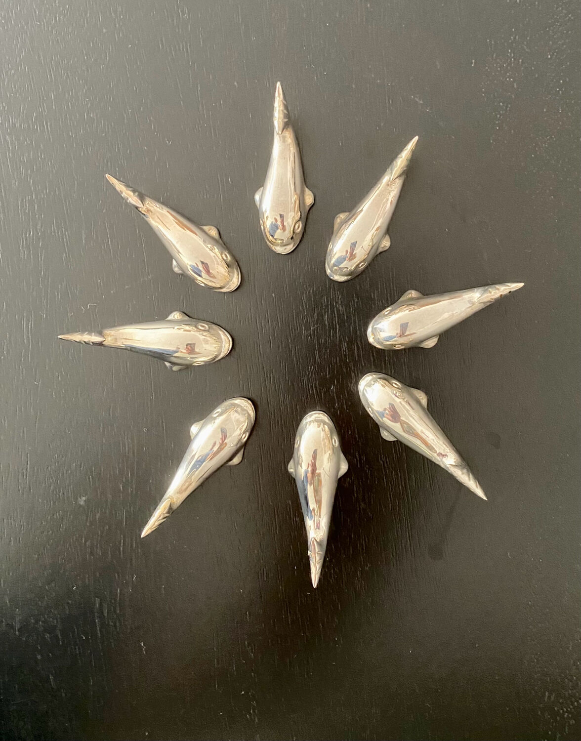 8 whale-shaped knife holders in silver metal