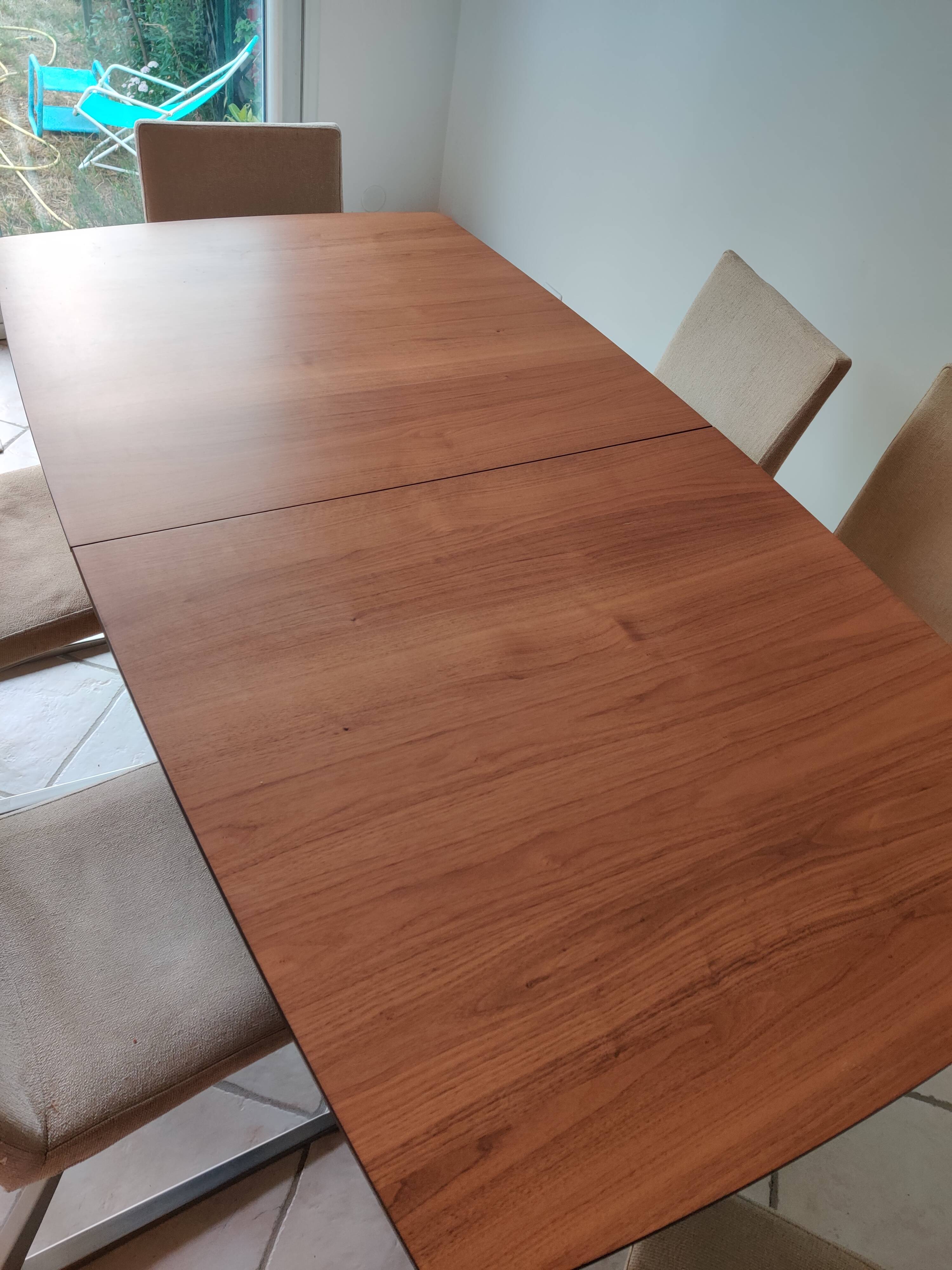 Magnificent dining table from Boconcept, model Fiorentina.