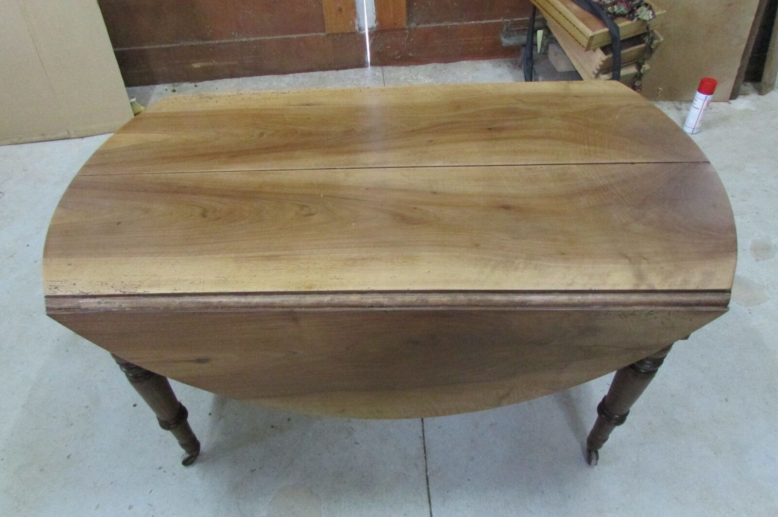Round table 4 feet, opening with walnut shutters