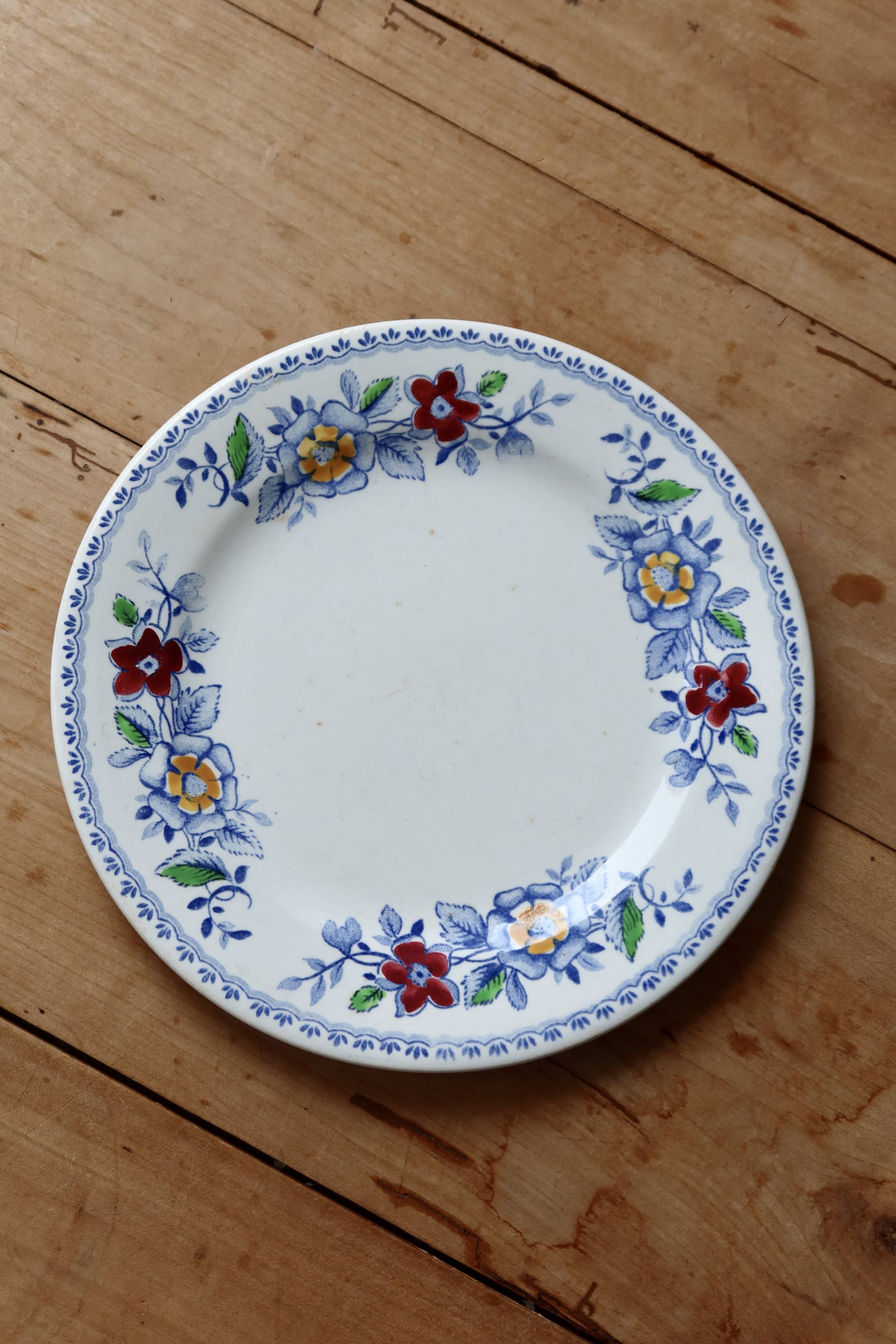 Assiette plate Gien vintage faïence motif fleuri sur le liseré