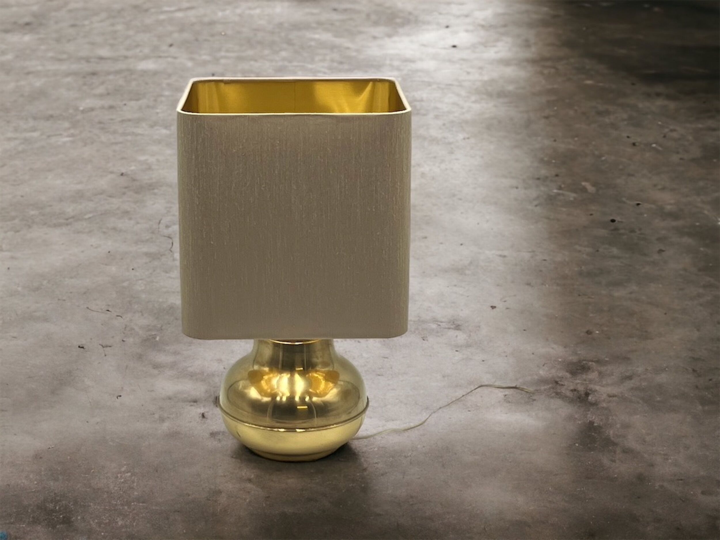 Lampe de table vintage en laiton fabriquée en Italie, années 60