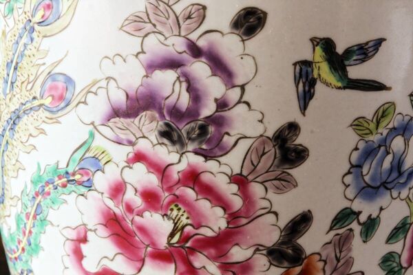 Vase en porcelaine de Chine, paons, oiseaux, arbres, pivoines