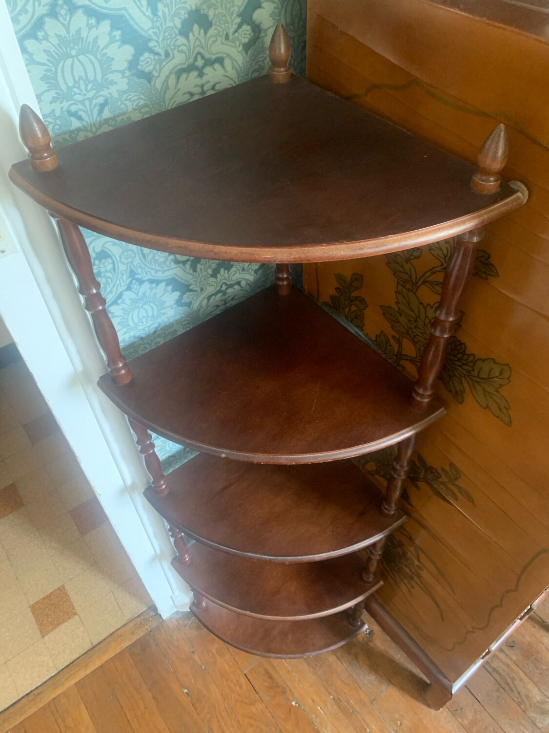 Corner shelf