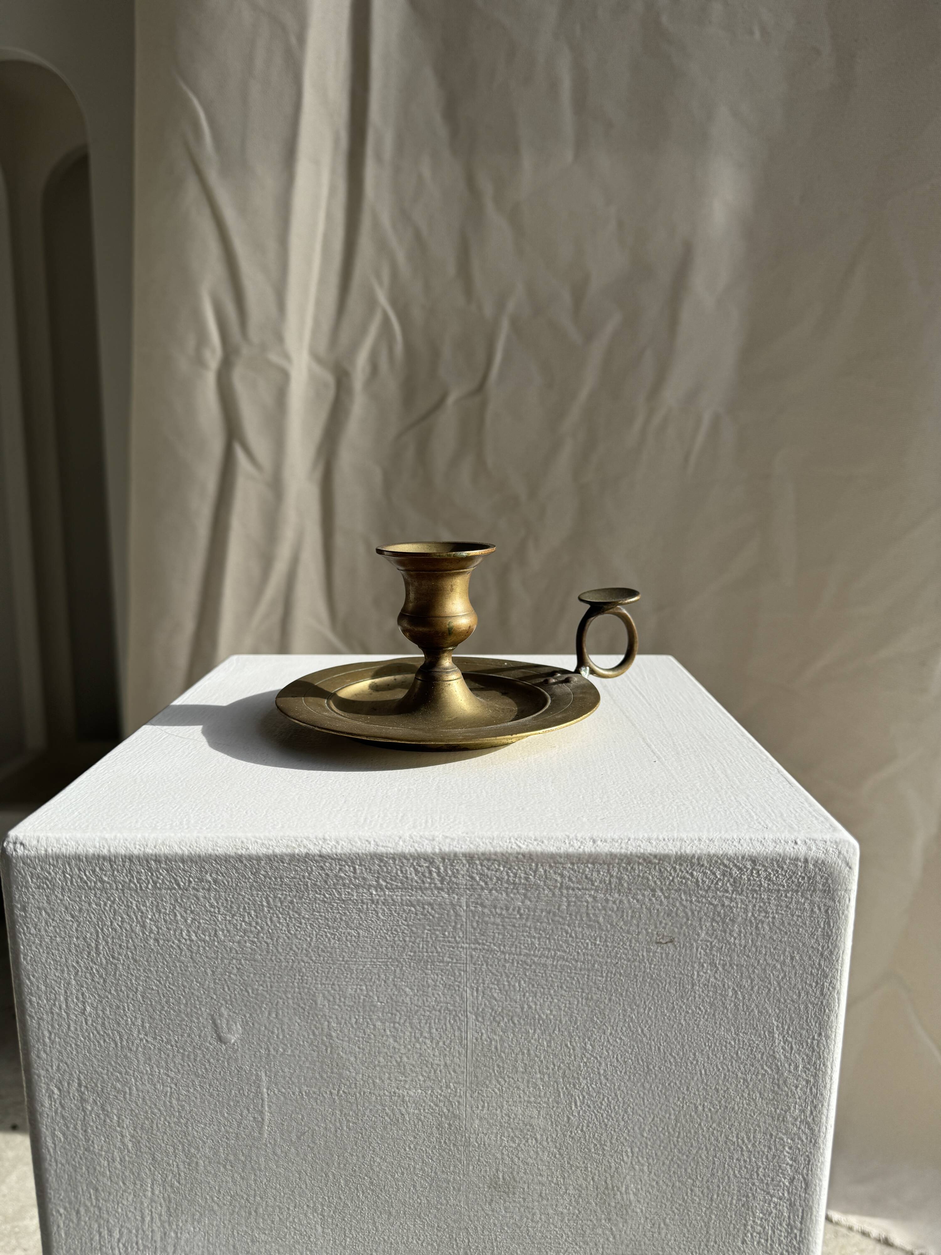 Antique gold hand candlestick with a handle fixed by 3 rivets H8 D13