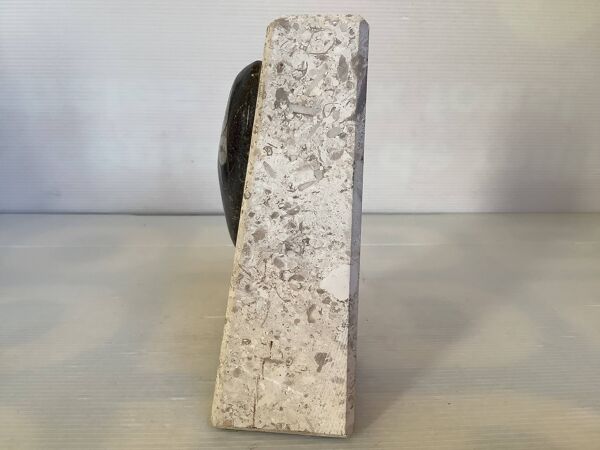 Un serre livres en travertin et fossile asymétrique