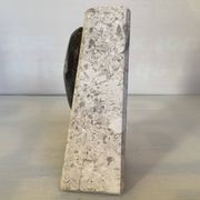 Un serre livres en travertin et fossile asymétrique