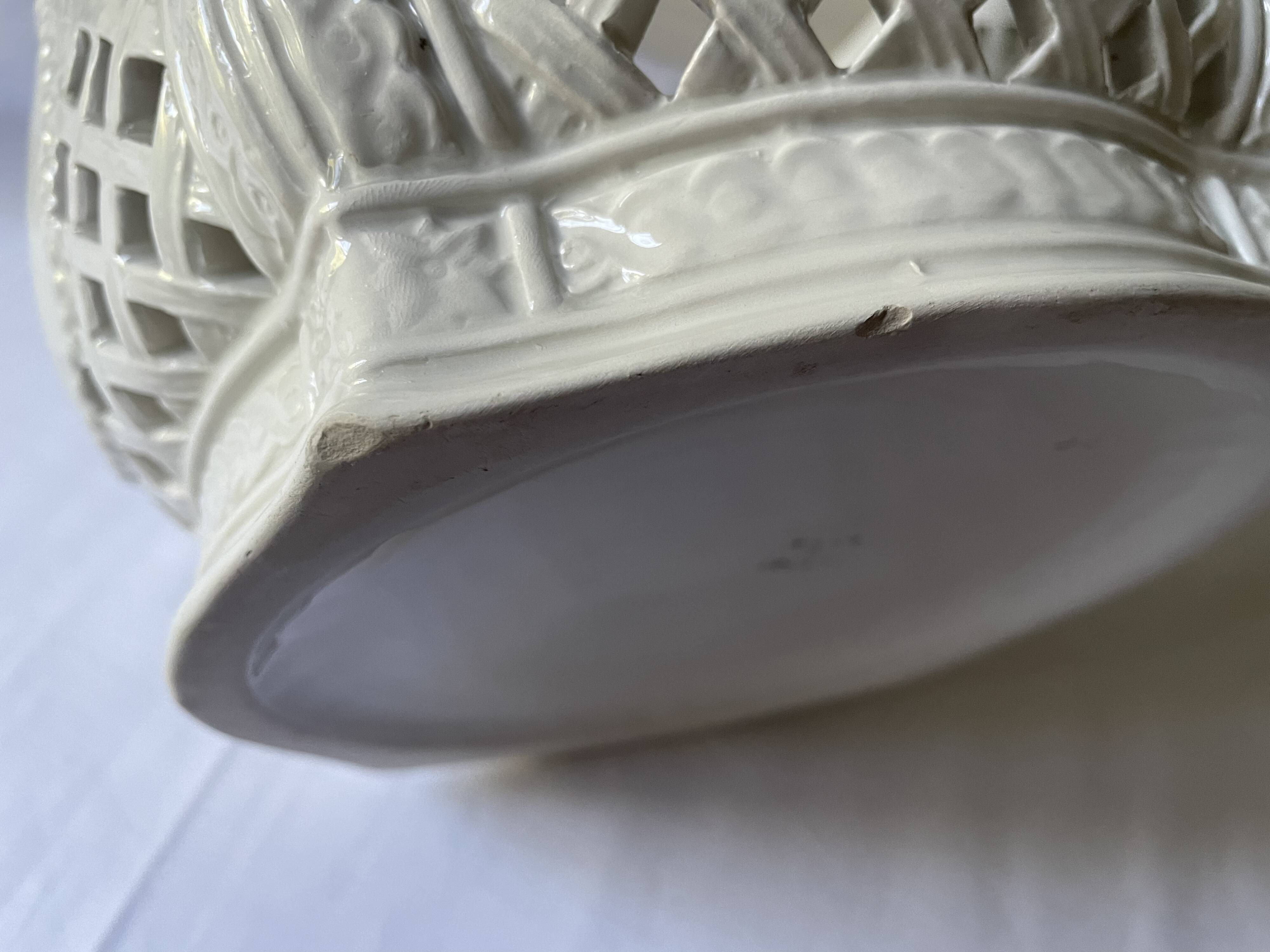 Reticulated pot cover in Italian porcelain
