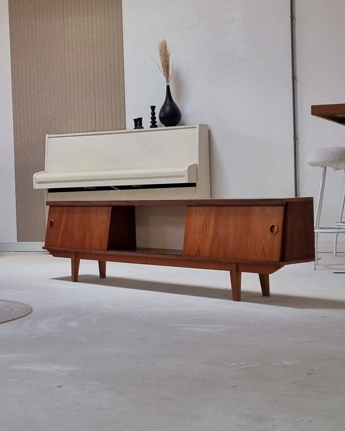 Lowboard du milieu du siècle