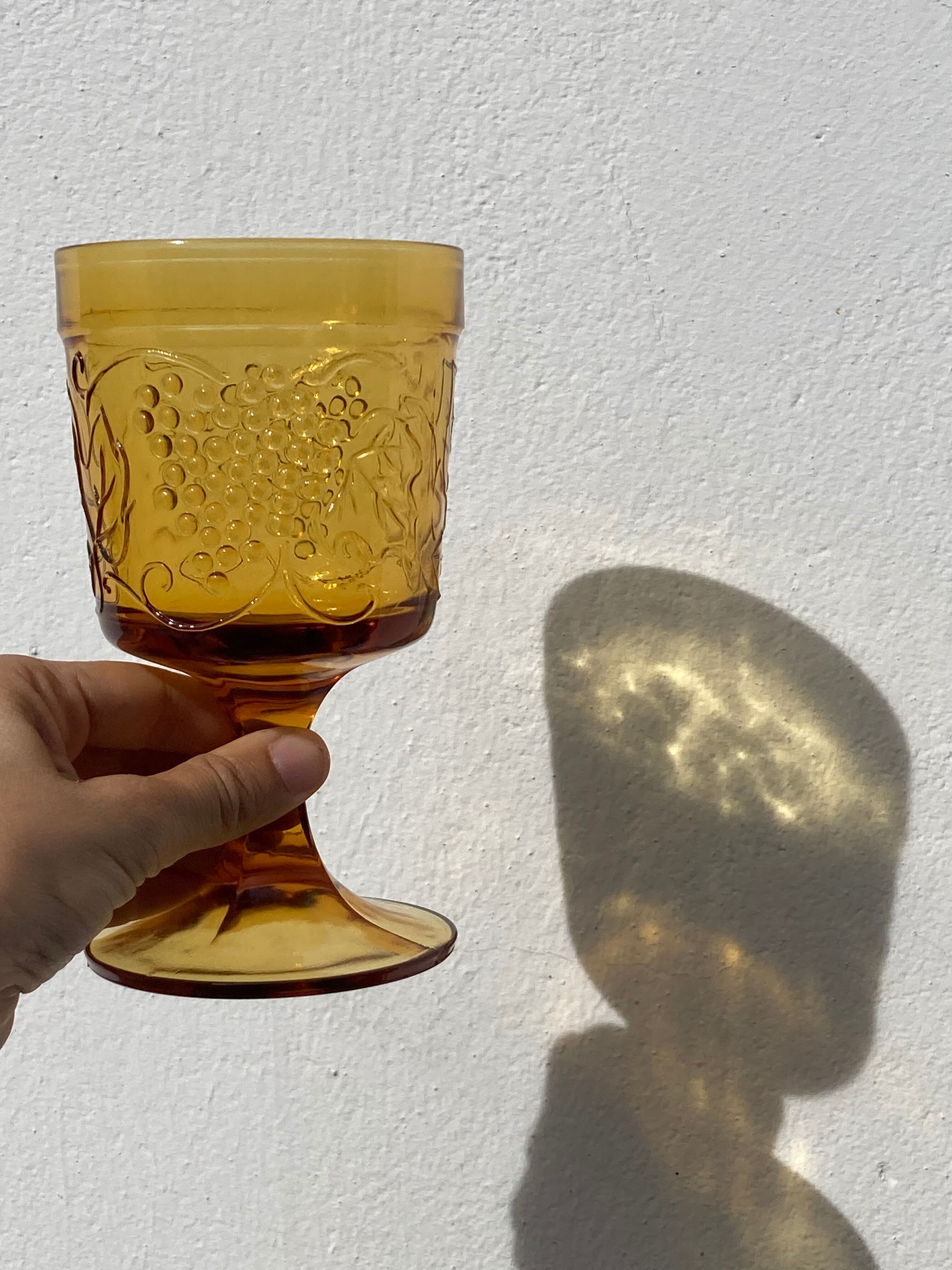 Amber stemmed glasses with vintage fruit decoration - Old brown glasses