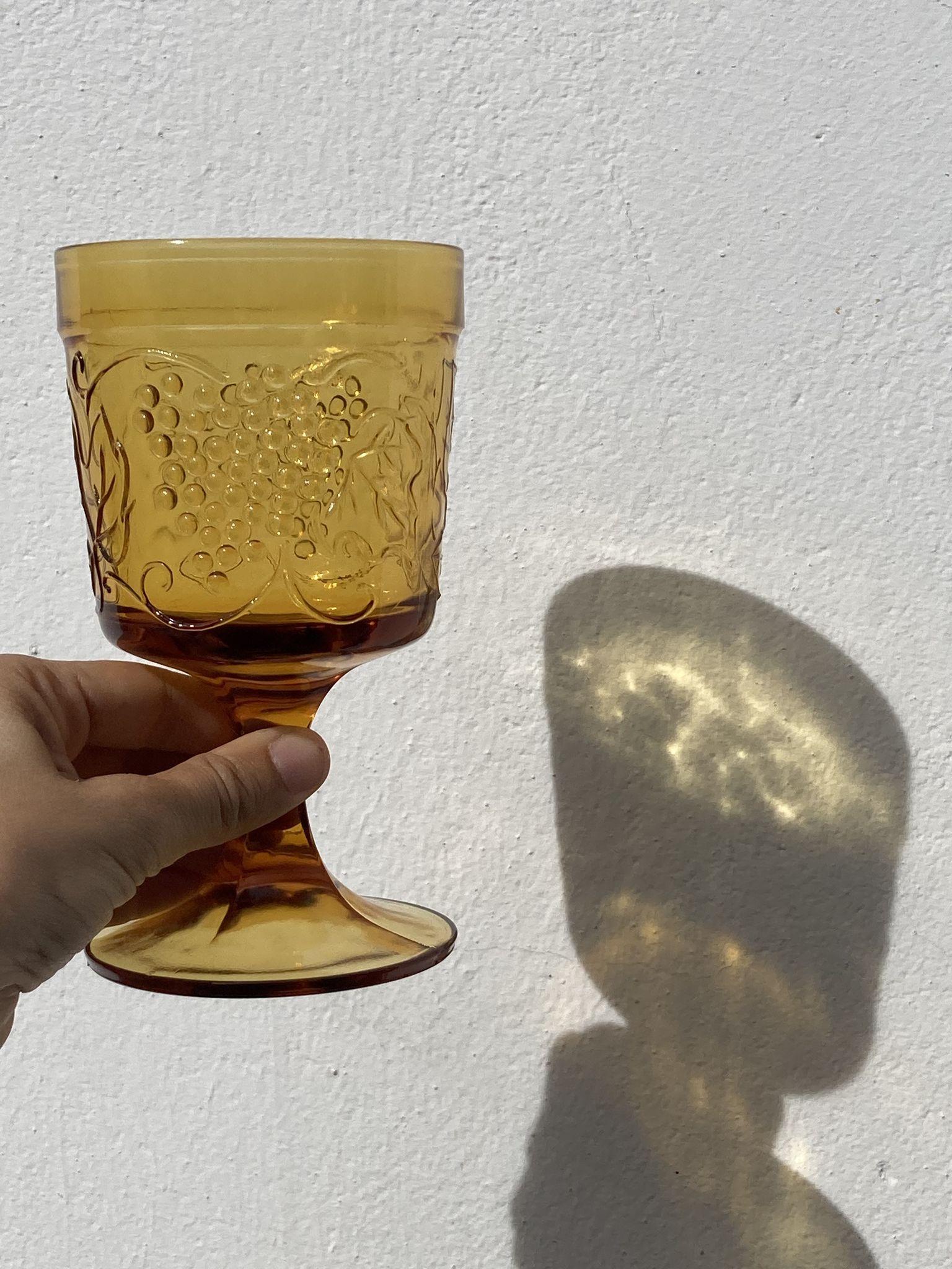 Amber stemmed glasses with vintage fruit decoration - Old brown glasses