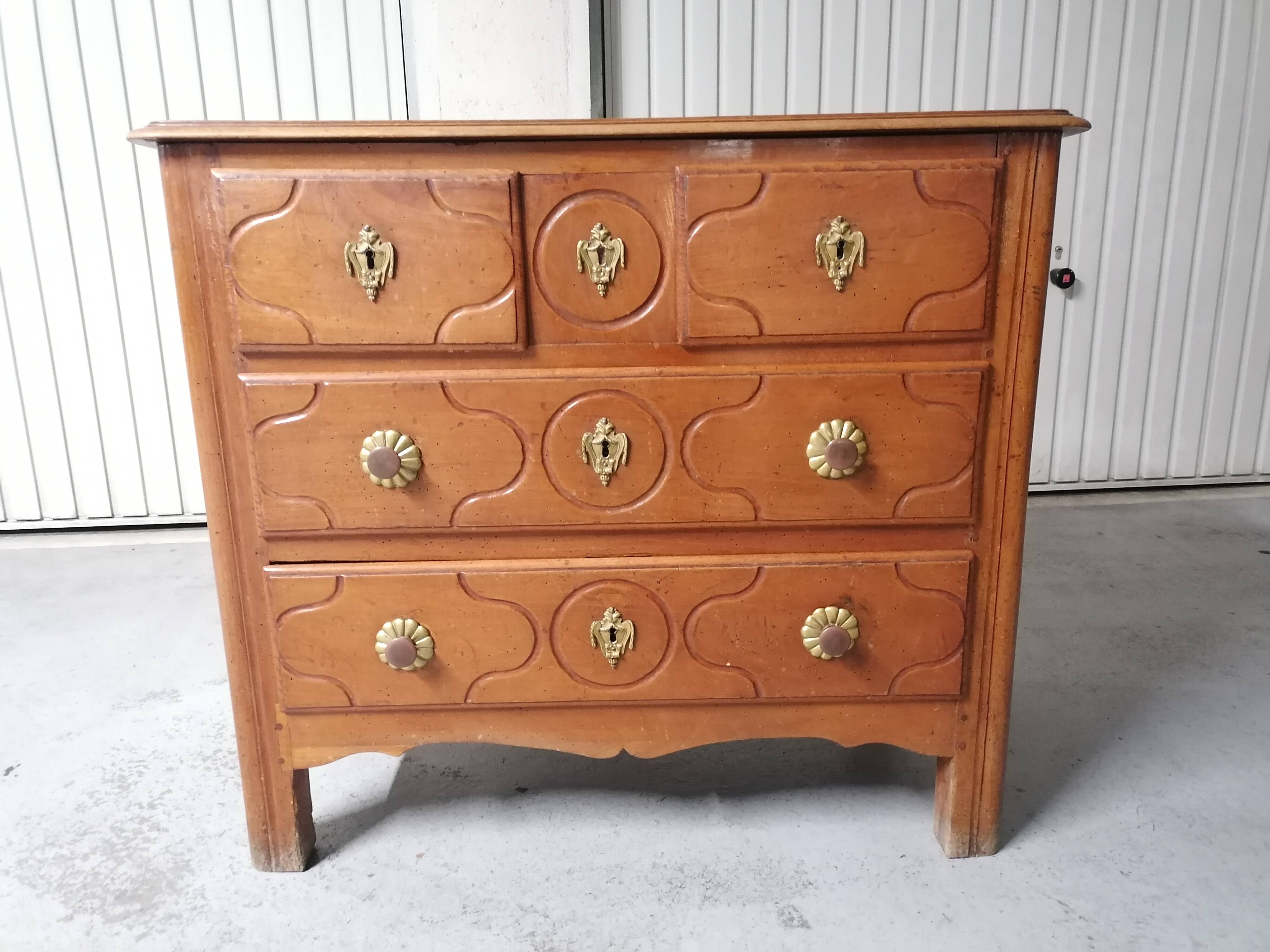 Small Parisian Louis XV chest of drawers in walnut/cherry – 18th century