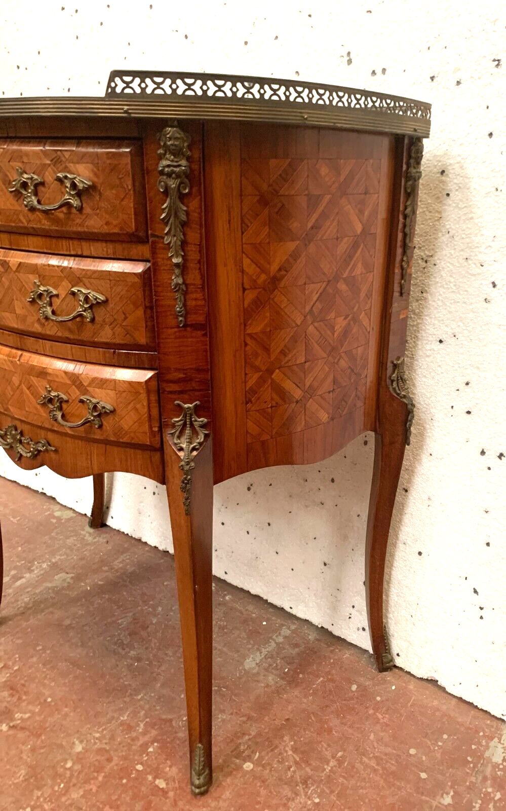 Commode demi lune de style Louis XV en marqueteriea fond de cubes XX siècle