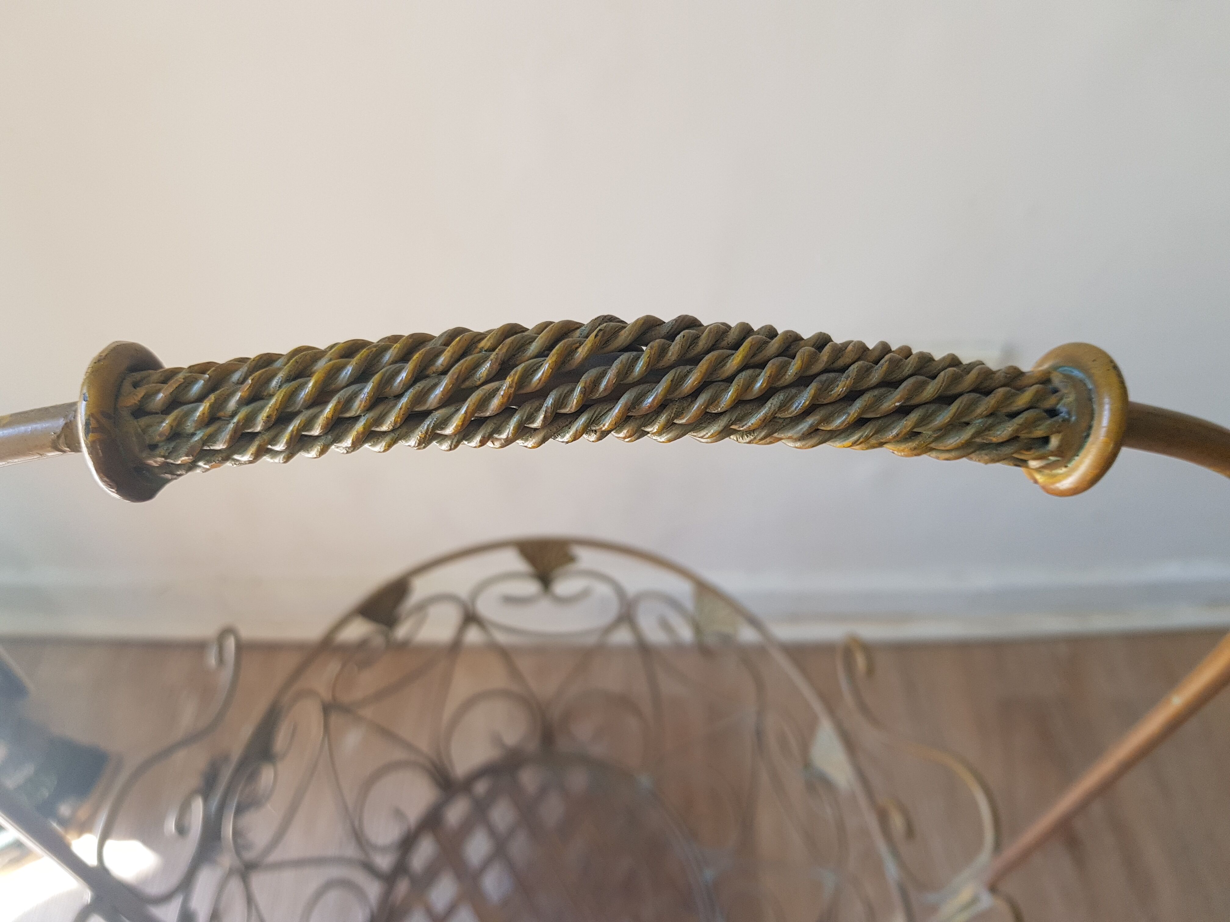 Basket in green iron of gray