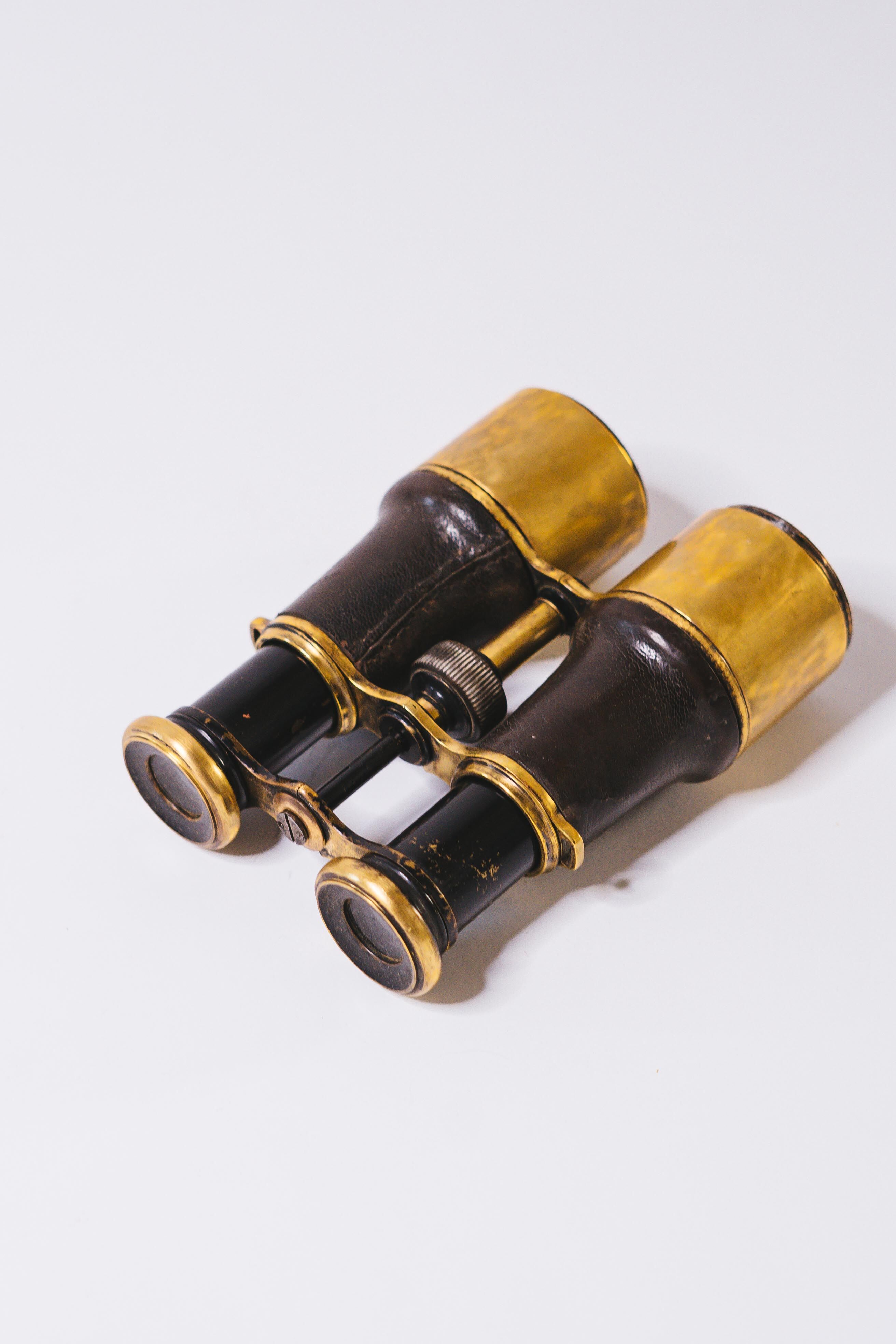 Pair of 1900 theater binoculars brass and restored leather