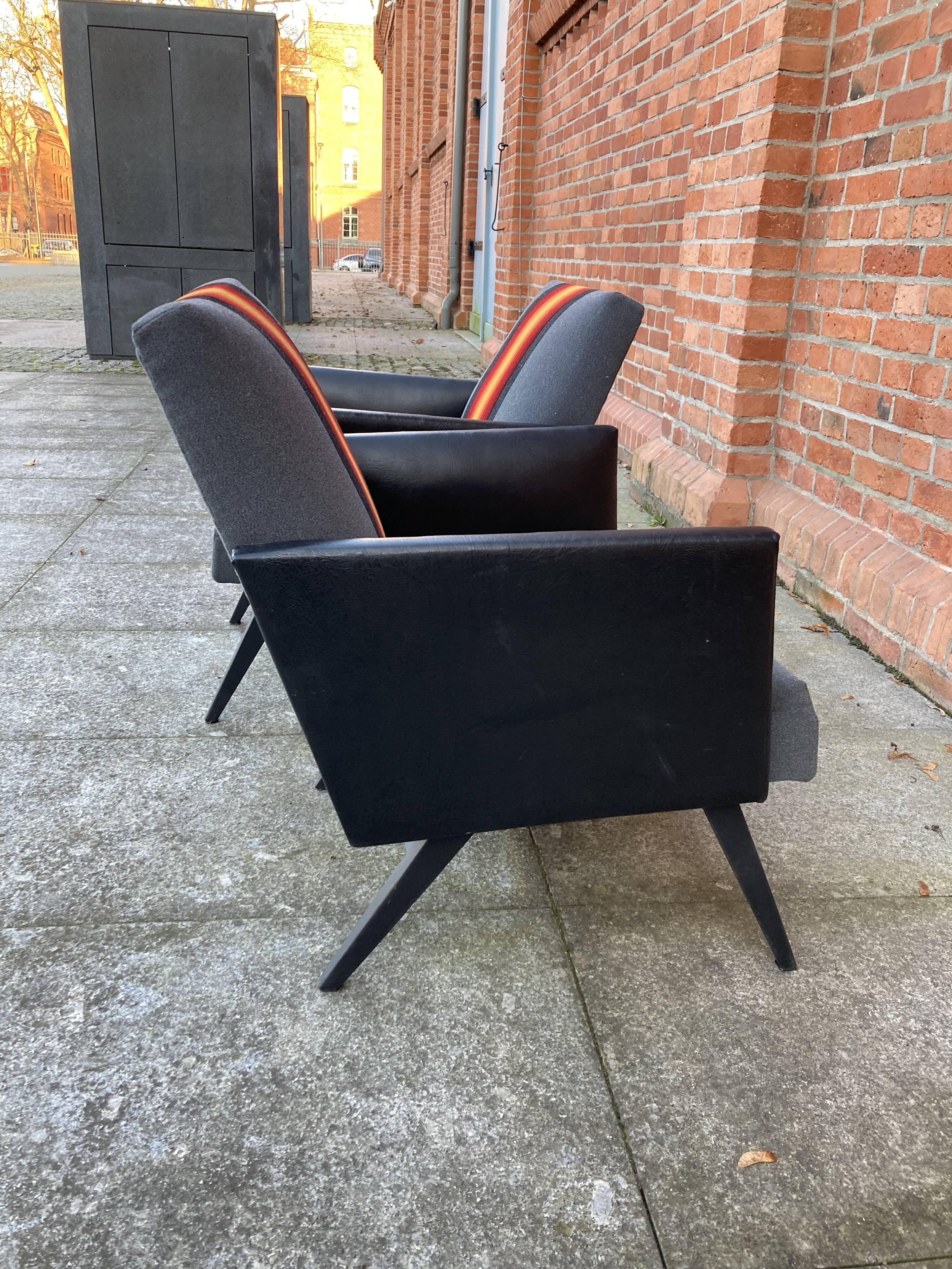 Paire de fauteuils "feu" des années 80